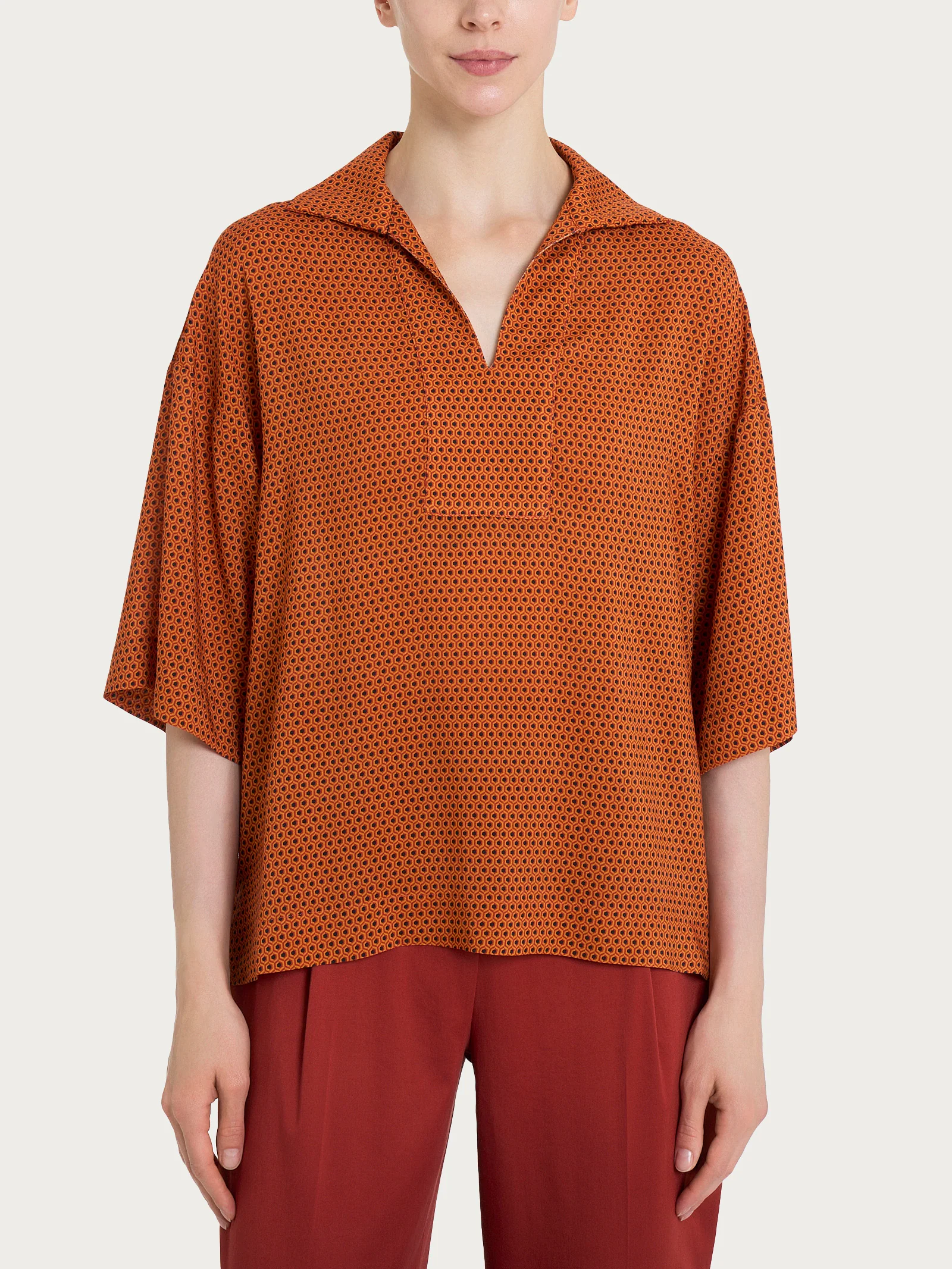 Blusa con colletto e hexagon pattern in Ecoseta - Fant. Red Ochre