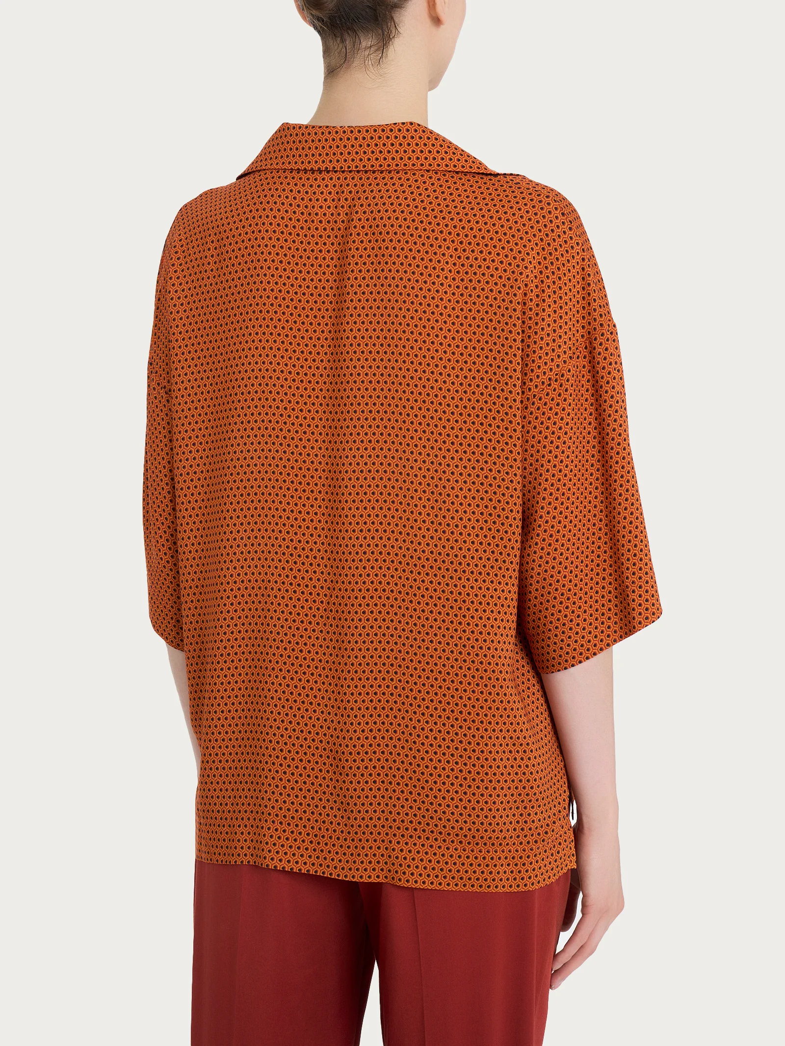 Blusa con colletto e hexagon pattern in Ecoseta - Fant. Red Ochre - Image 2