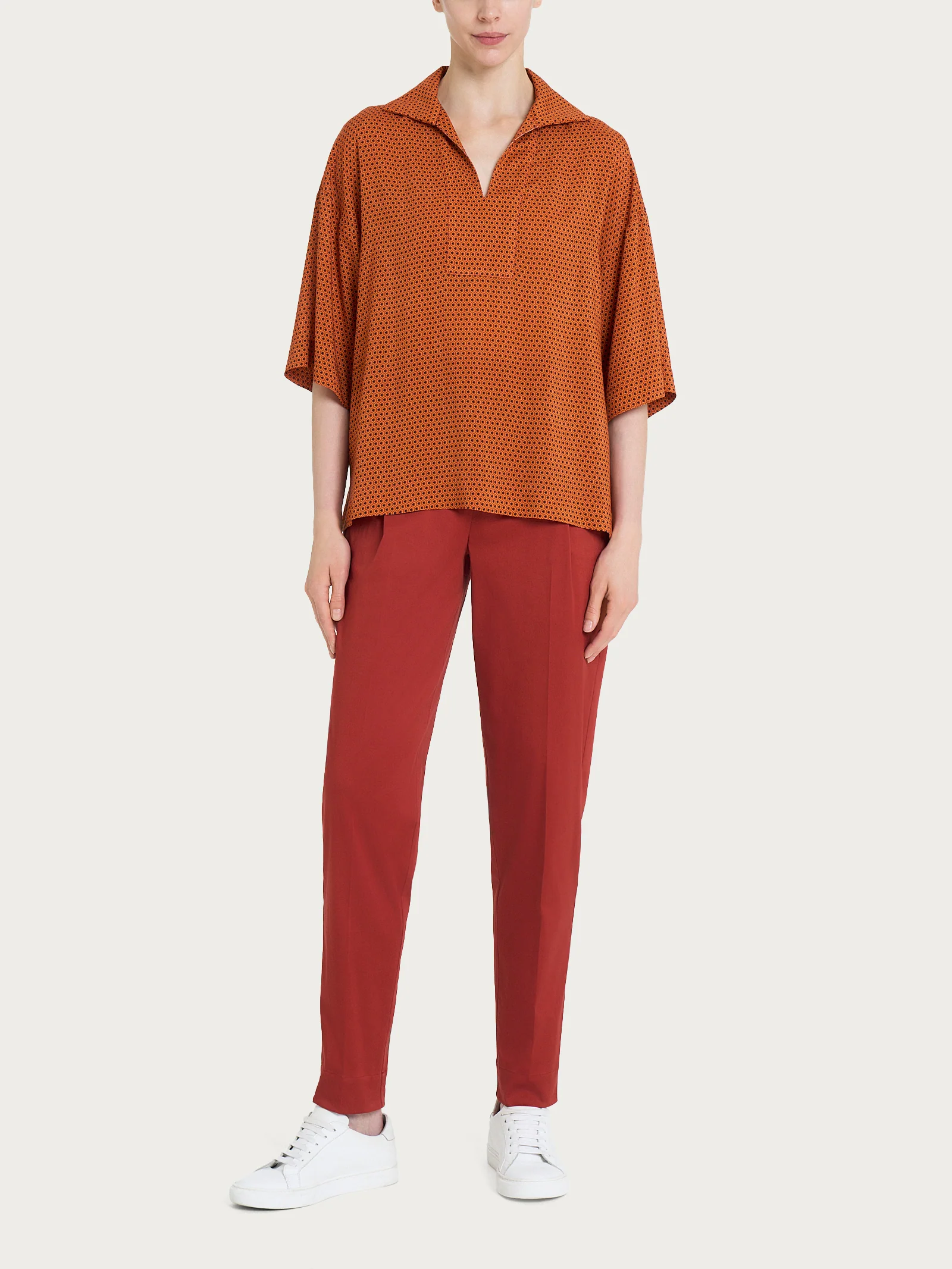 Blusa con colletto e hexagon pattern in Ecoseta - Fant. Red Ochre - Image 5