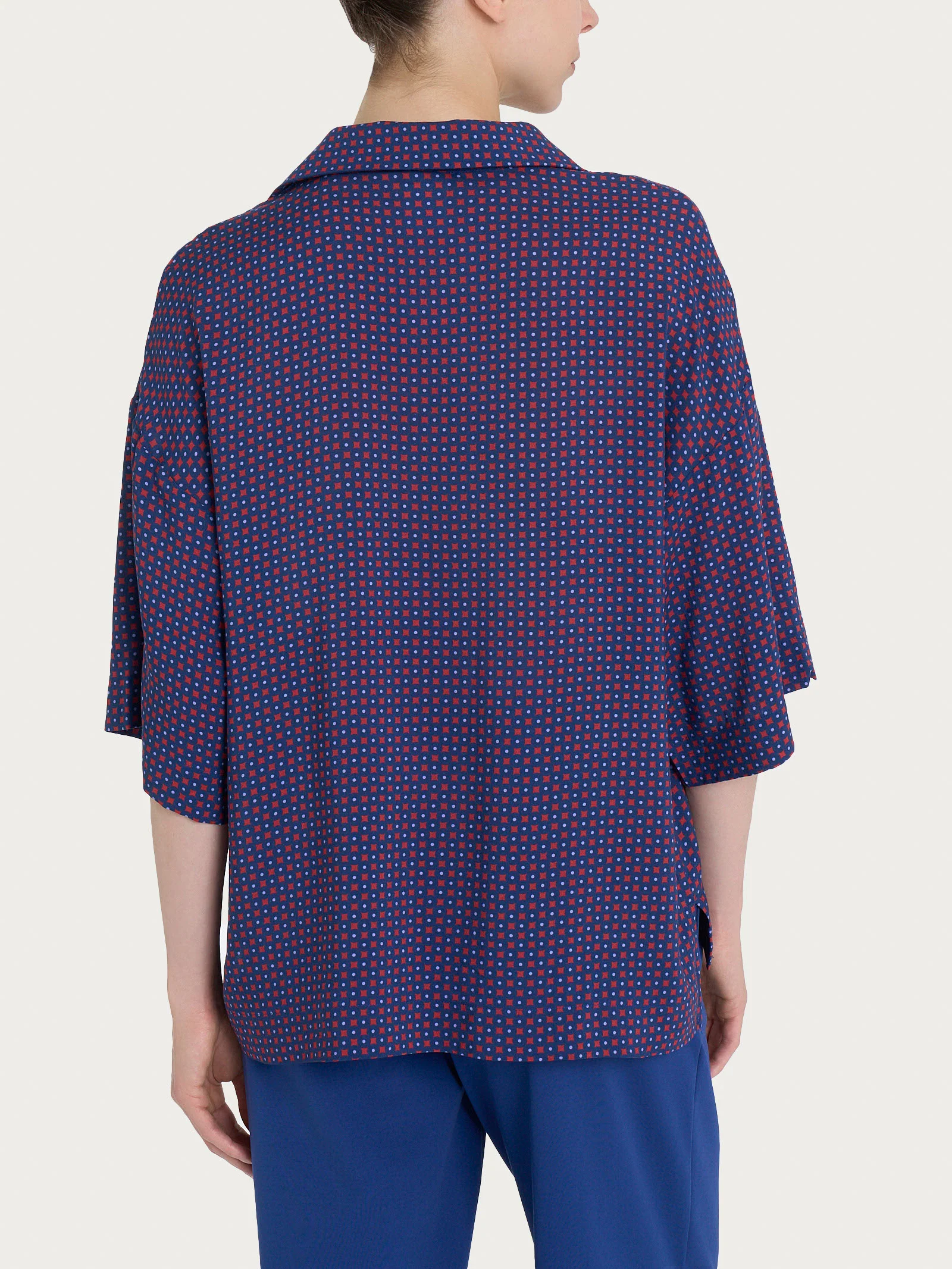 Blusa con colletto e micro pattern in Ecoseta - Fant. Salsa - Image 2