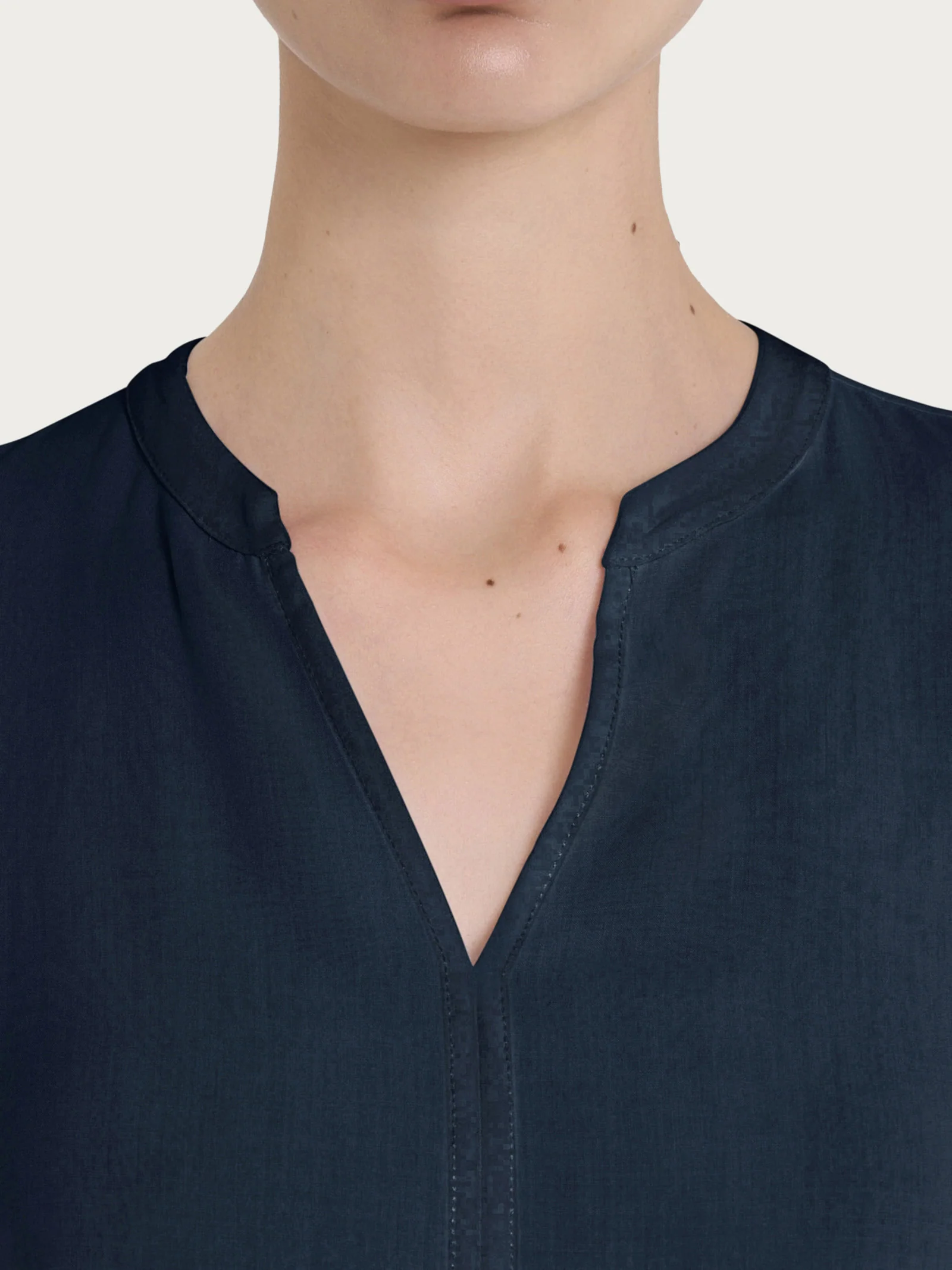 Blusa con collo alla coreana e manica 3/4 in Ecoseta - Bleu - Image 3