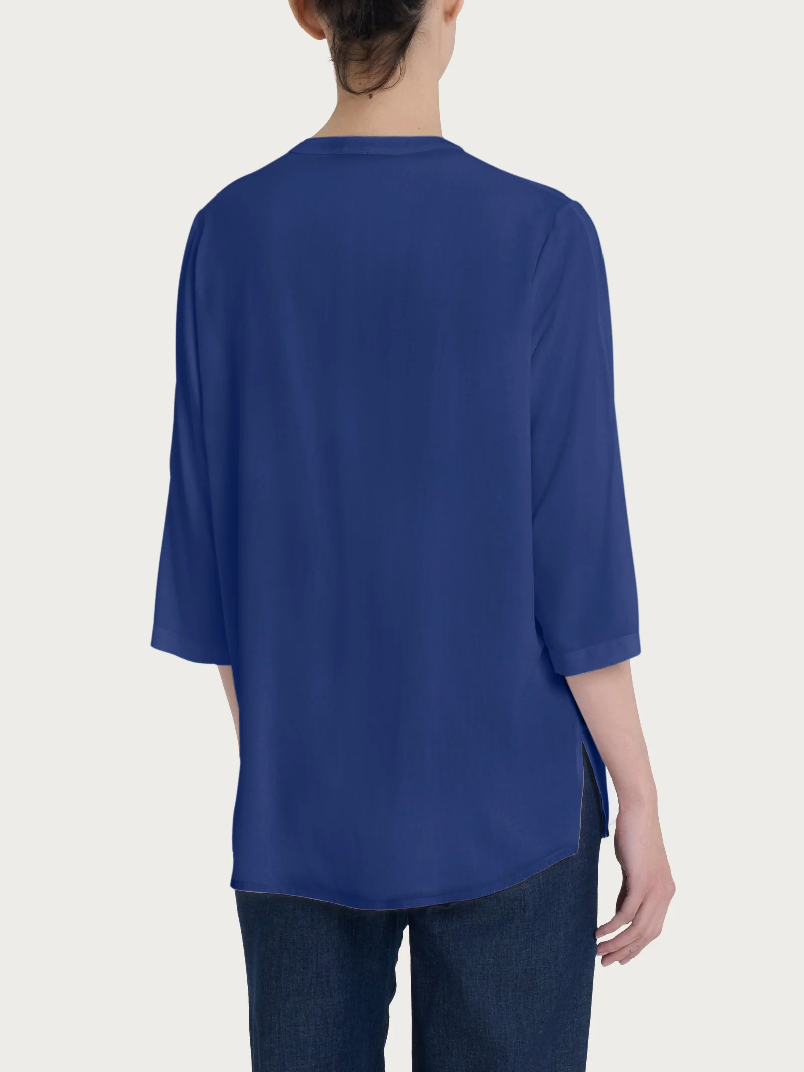 Blusa con collo alla coreana e manica 3/4 in Ecoseta - Blueberry - Image 2