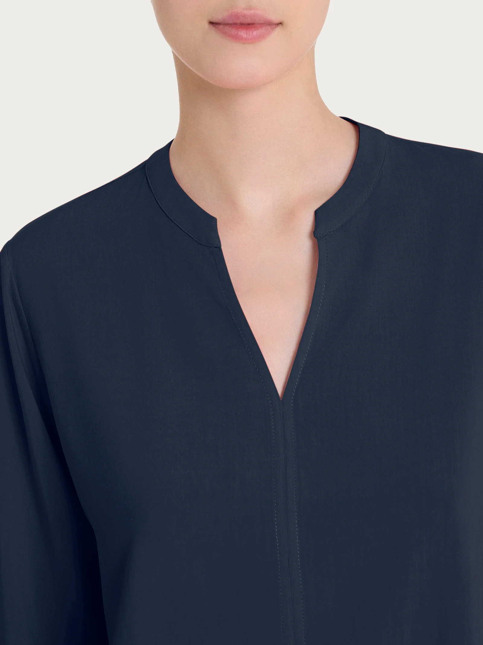 Blusa con collo alla coreana e manica lunga in Ecoseta - Bleu - Image 3