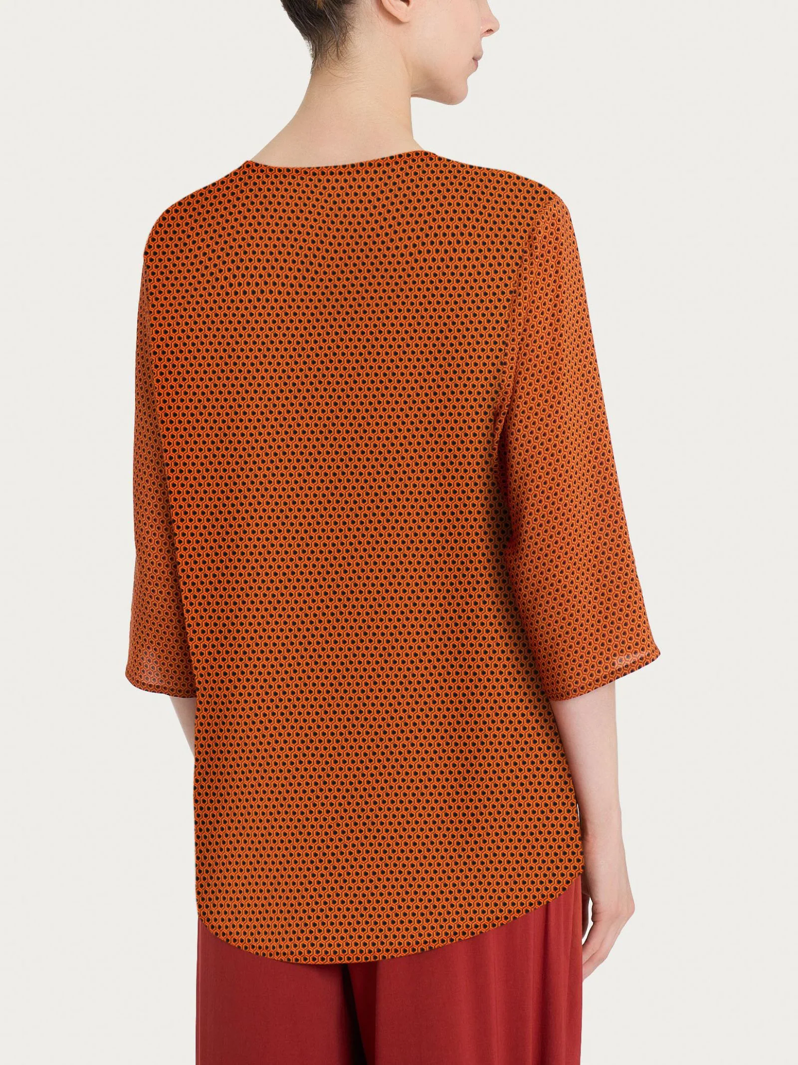 Blusa con scollo a V e hexagon pattern in Ecoseta - Fant. Red Ochre - Image 2