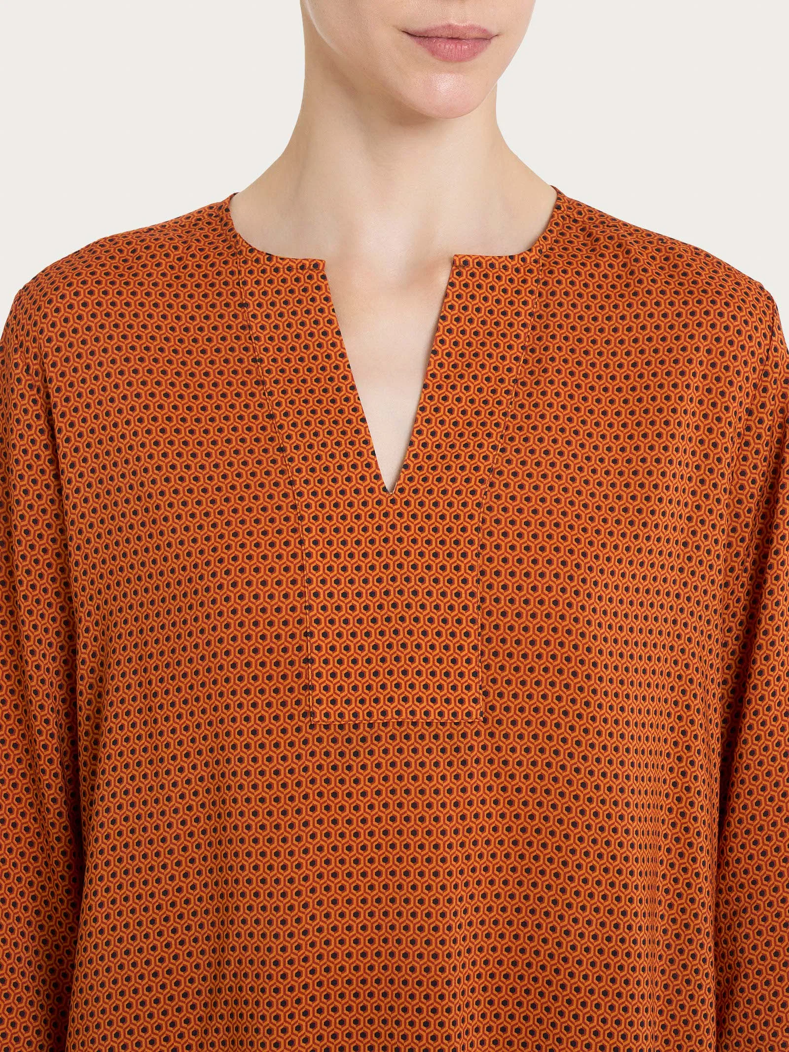 Blusa con scollo a V e hexagon pattern in Ecoseta - Fant. Red Ochre - Image 3