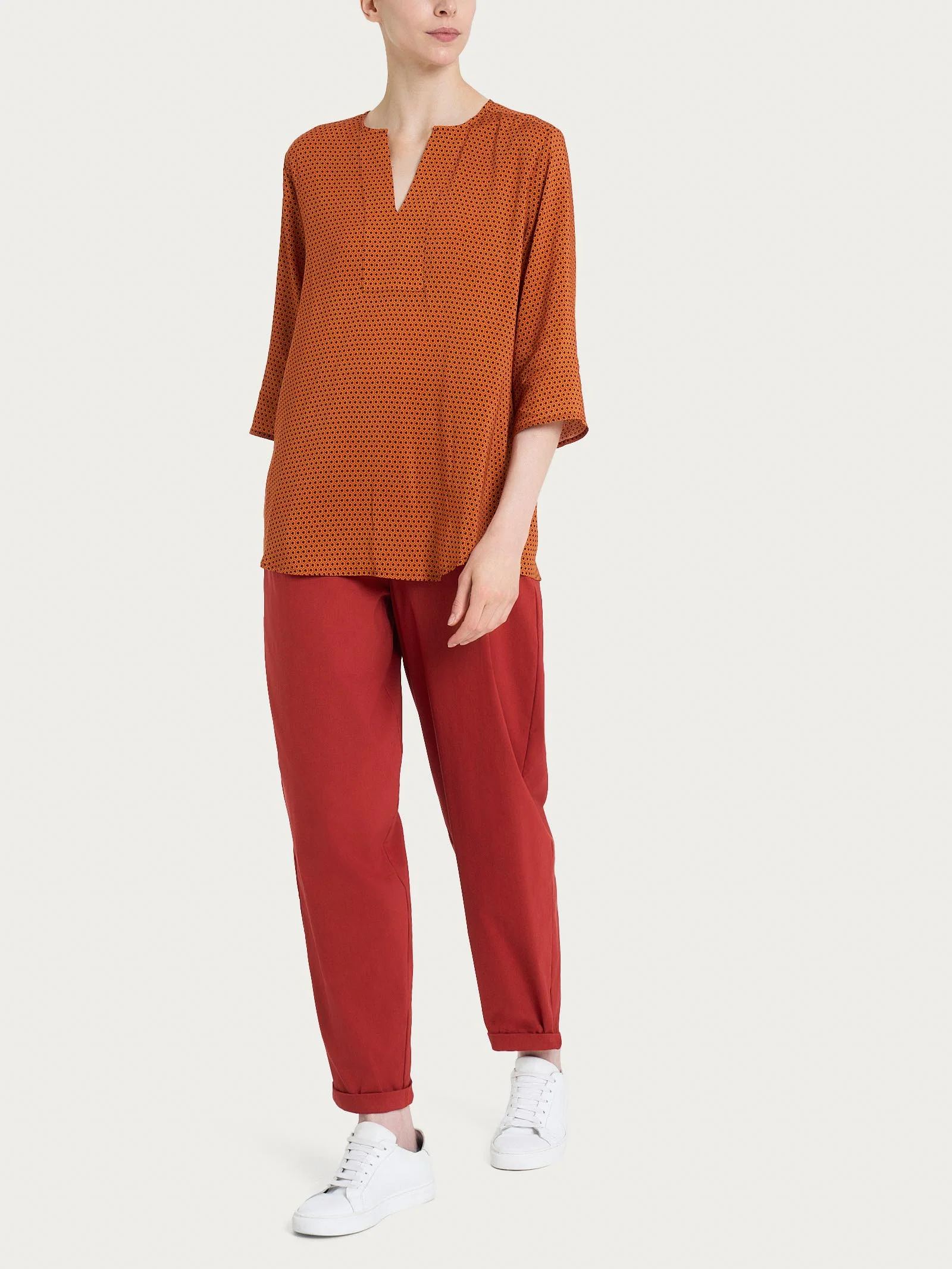Blusa con scollo a V e hexagon pattern in Ecoseta - Fant. Red Ochre - Image 4