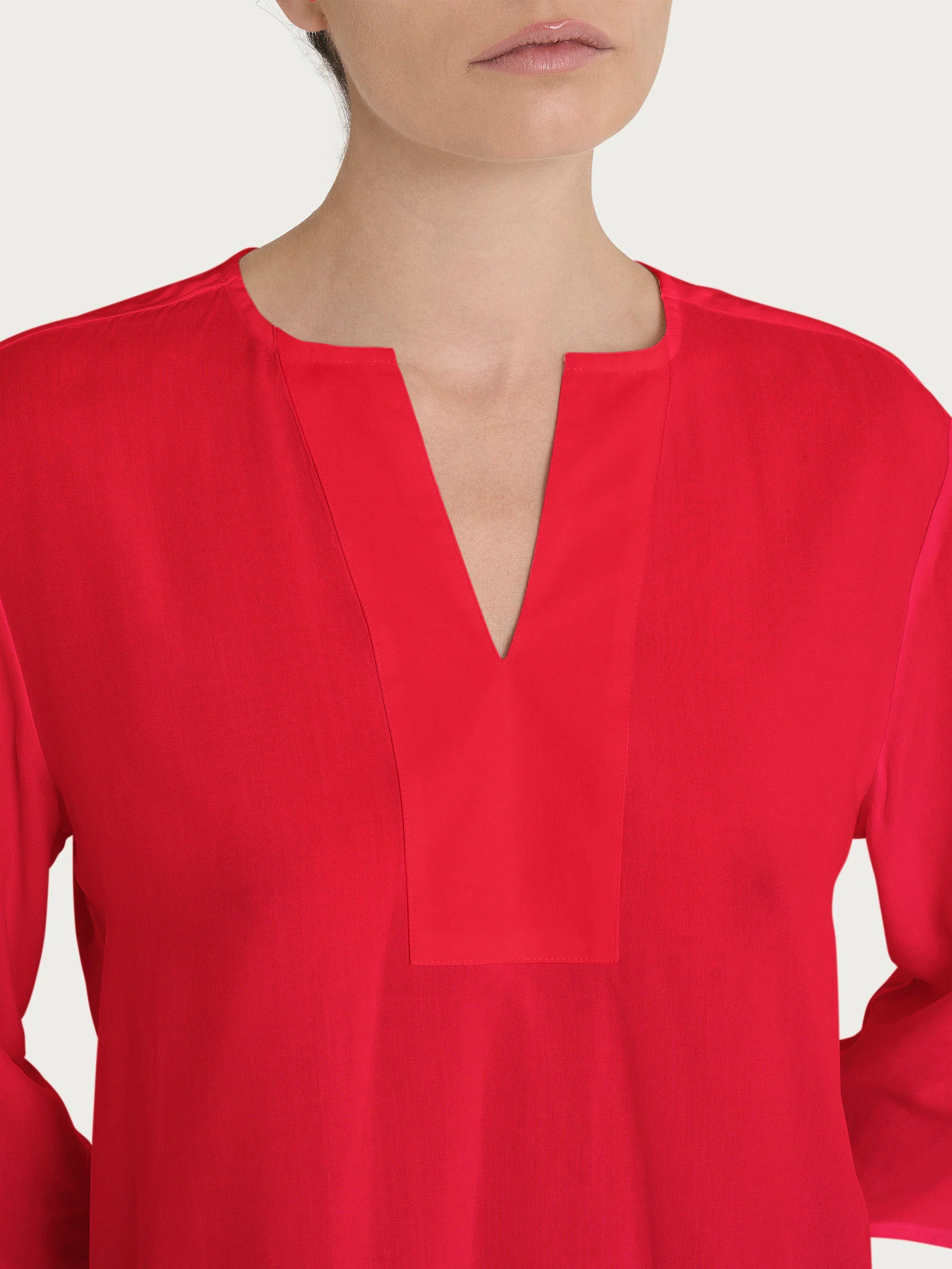 Blusa con scollo a V e manica 3/4 in Ecoseta - Salsa - Image 3