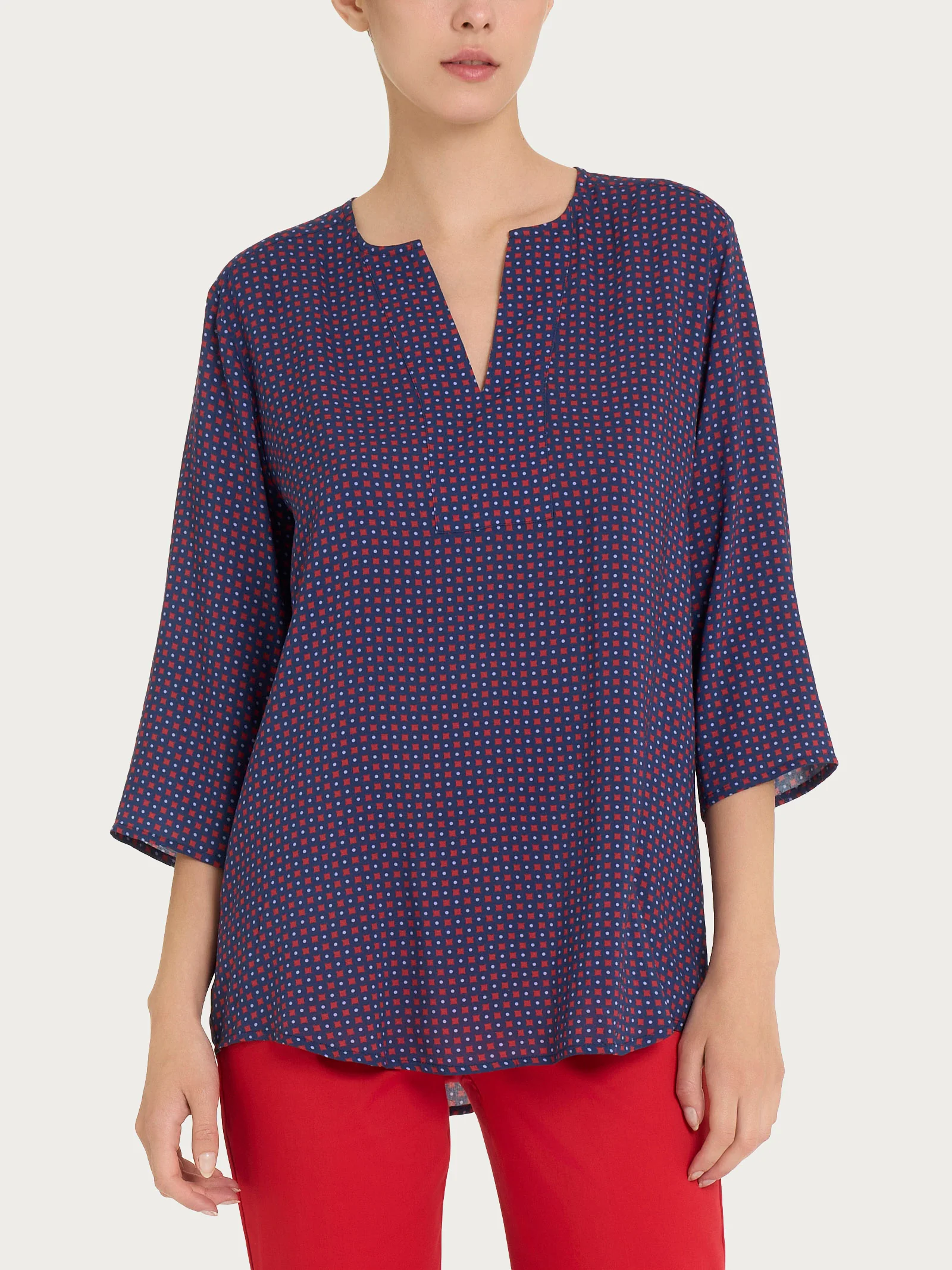 Blusa con scollo a V e micro pattern in Ecoseta - Fant. Salsa