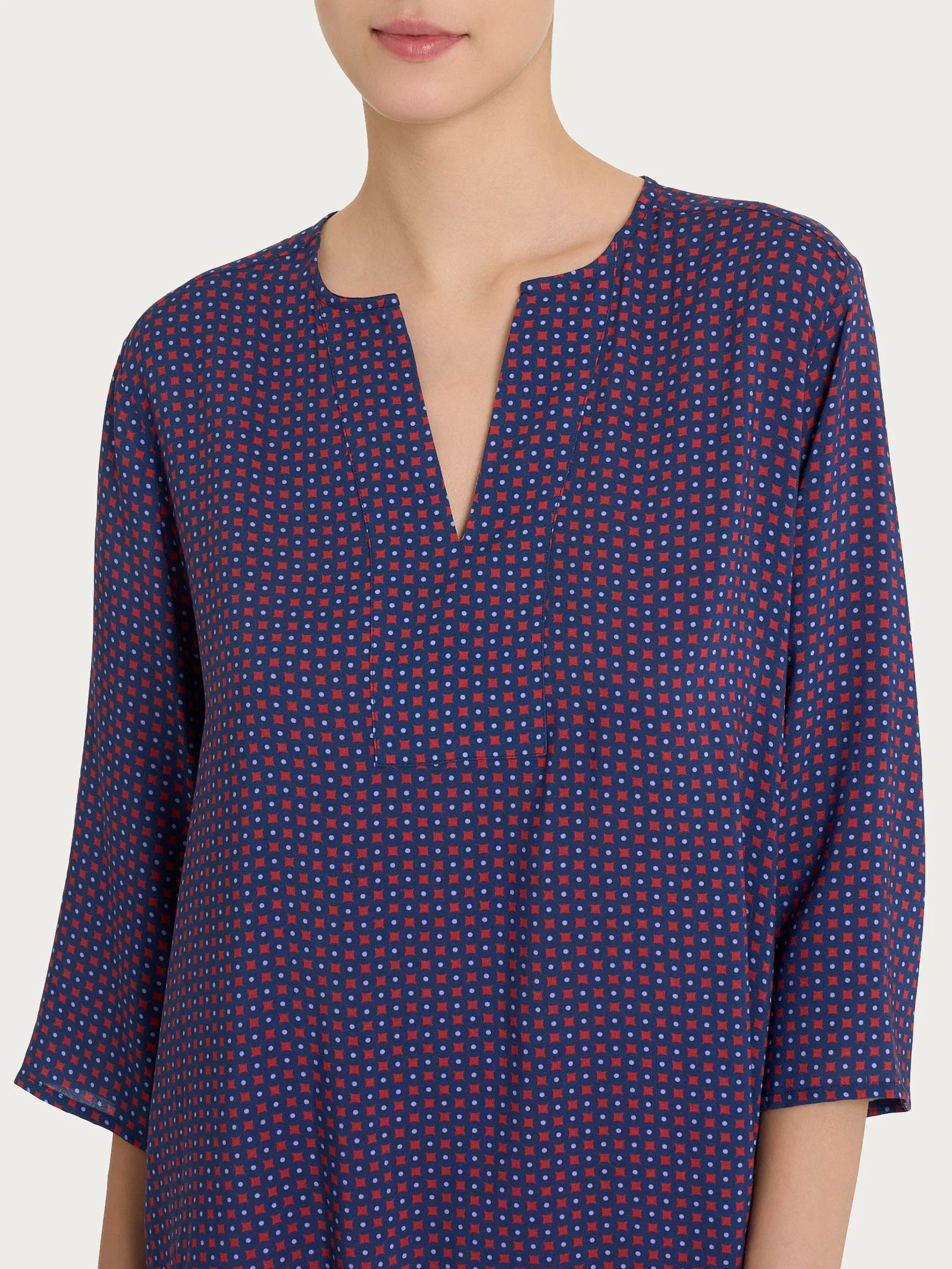 Blusa con scollo a V e micro pattern in Ecoseta - Fant. Salsa - Image 3