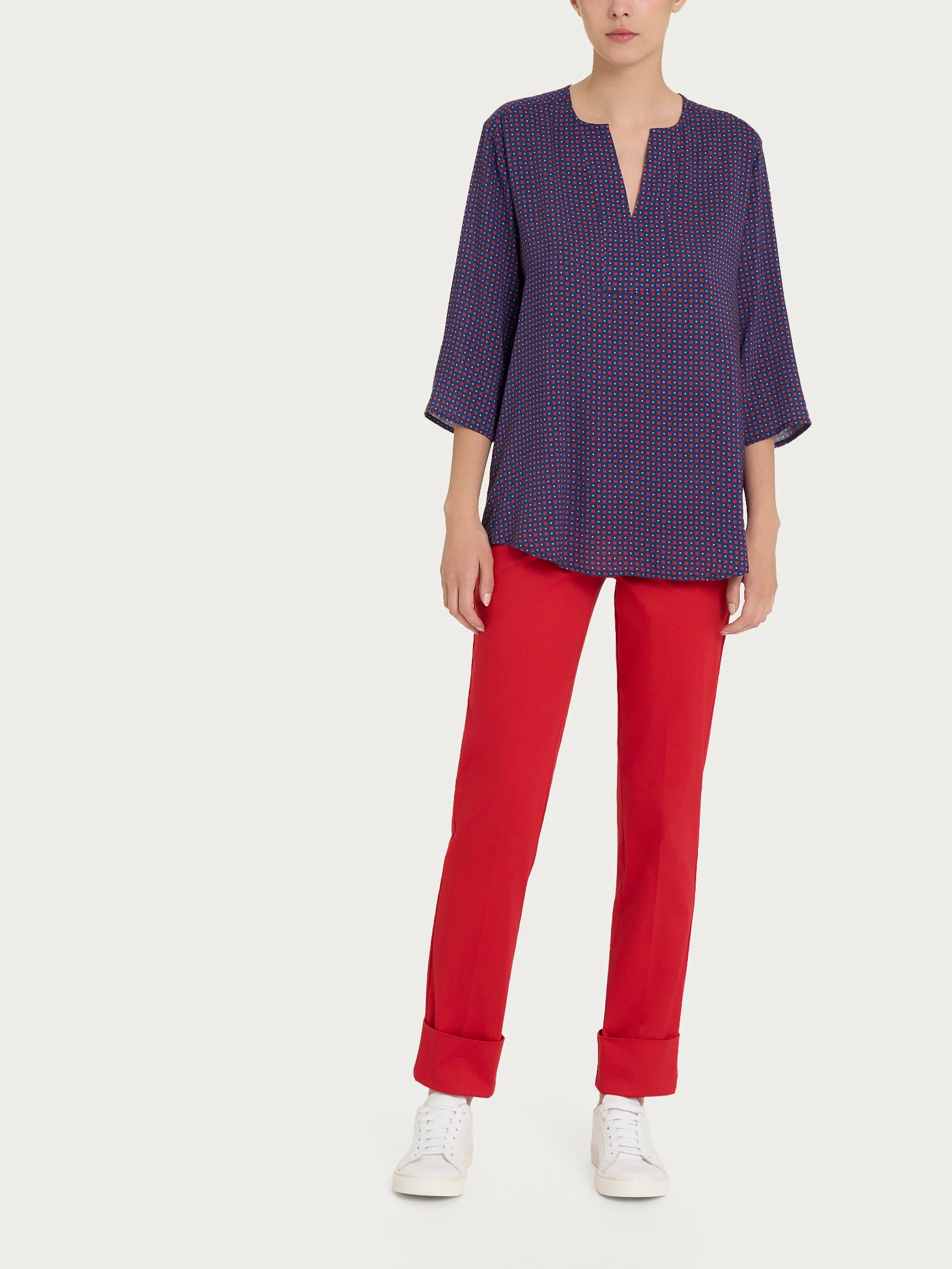 Blusa con scollo a V e micro pattern in Ecoseta - Fant. Salsa - Image 4