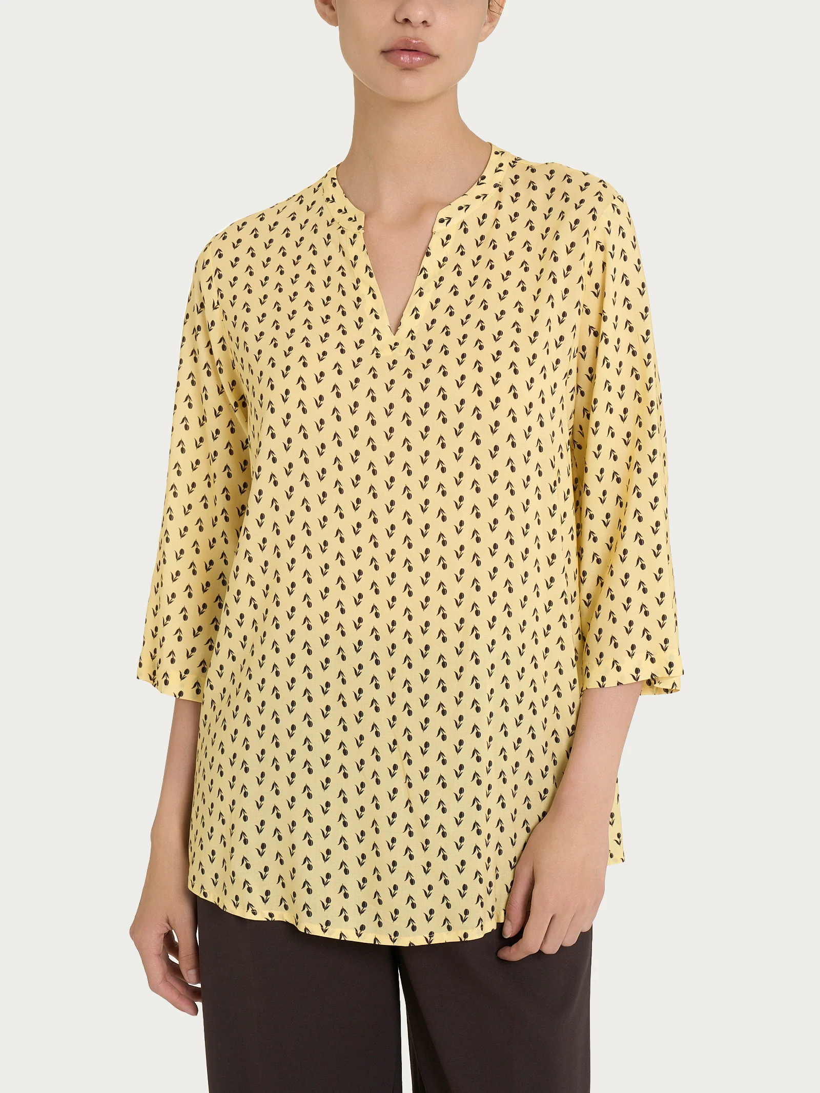 Blusa con scollo a V e tulips pattern in Ecoseta - Fant. Pale Banana