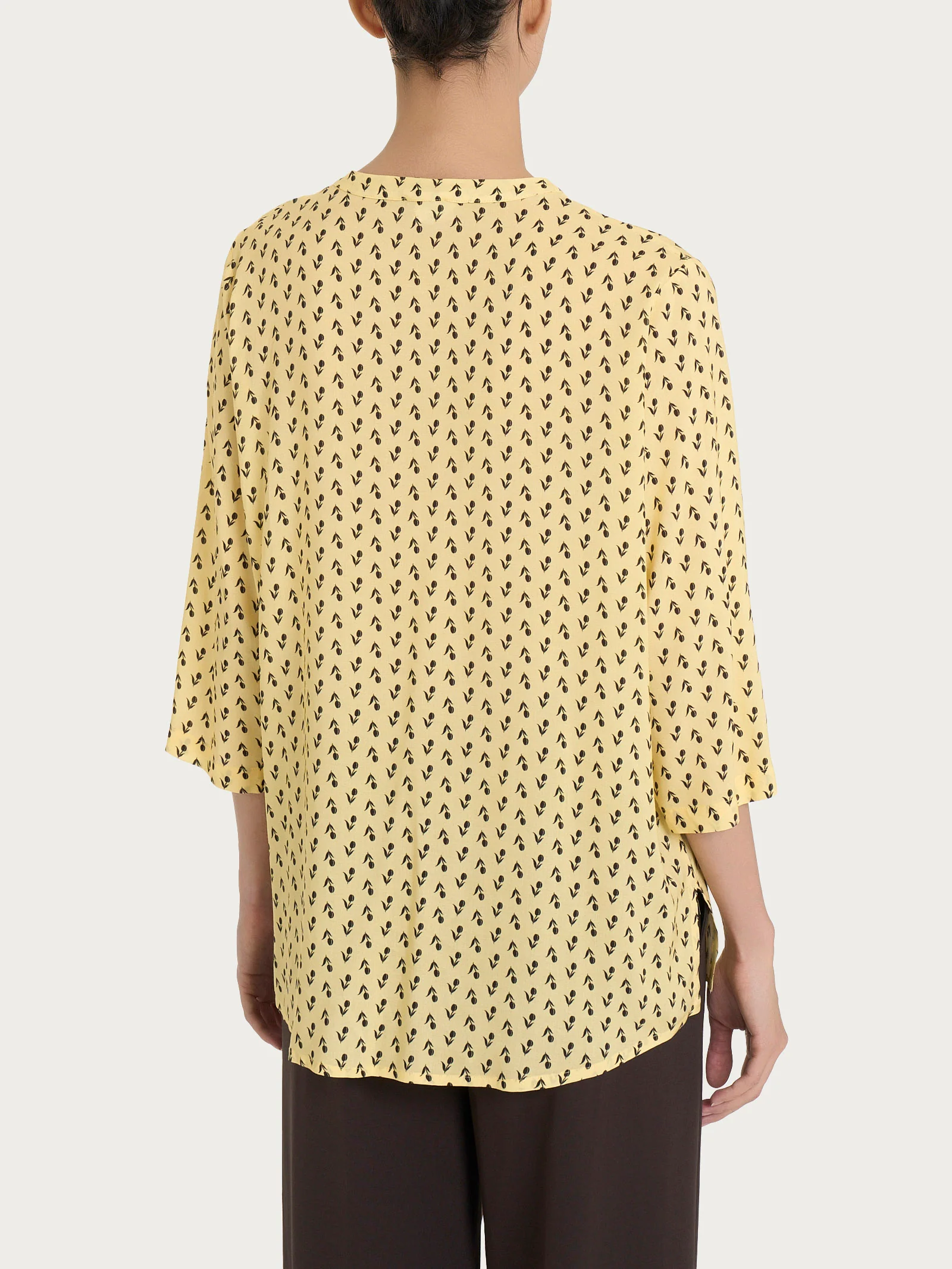Blusa con scollo a V e tulips pattern in Ecoseta - Fant. Pale Banana - Image 2
