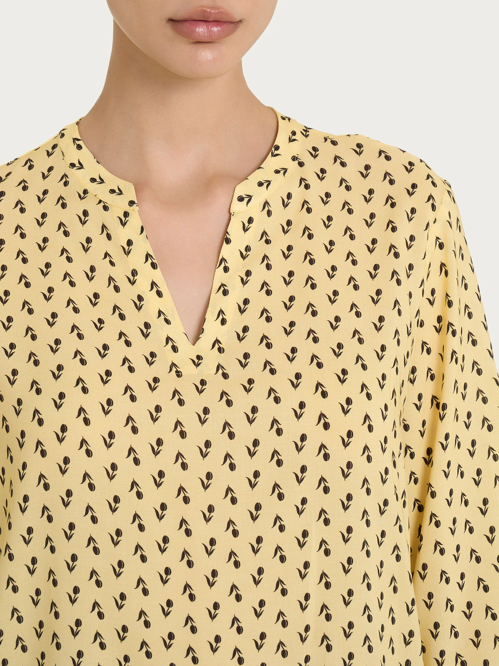 Blusa con scollo a V e tulips pattern in Ecoseta - Fant. Pale Banana - Image 3