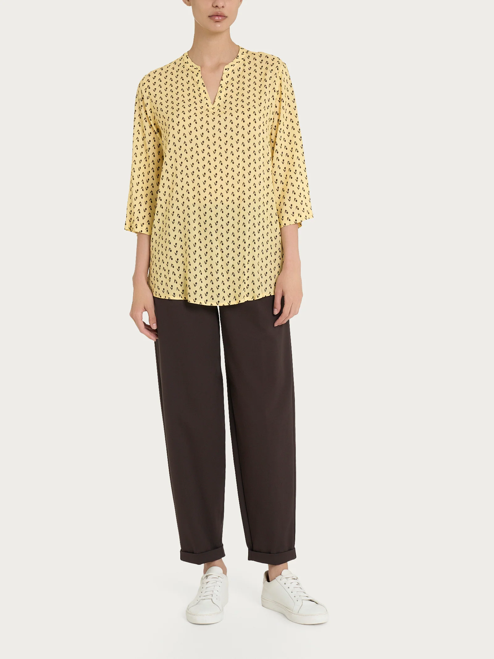 Blusa con scollo a V e tulips pattern in Ecoseta - Fant. Pale Banana - Image 4