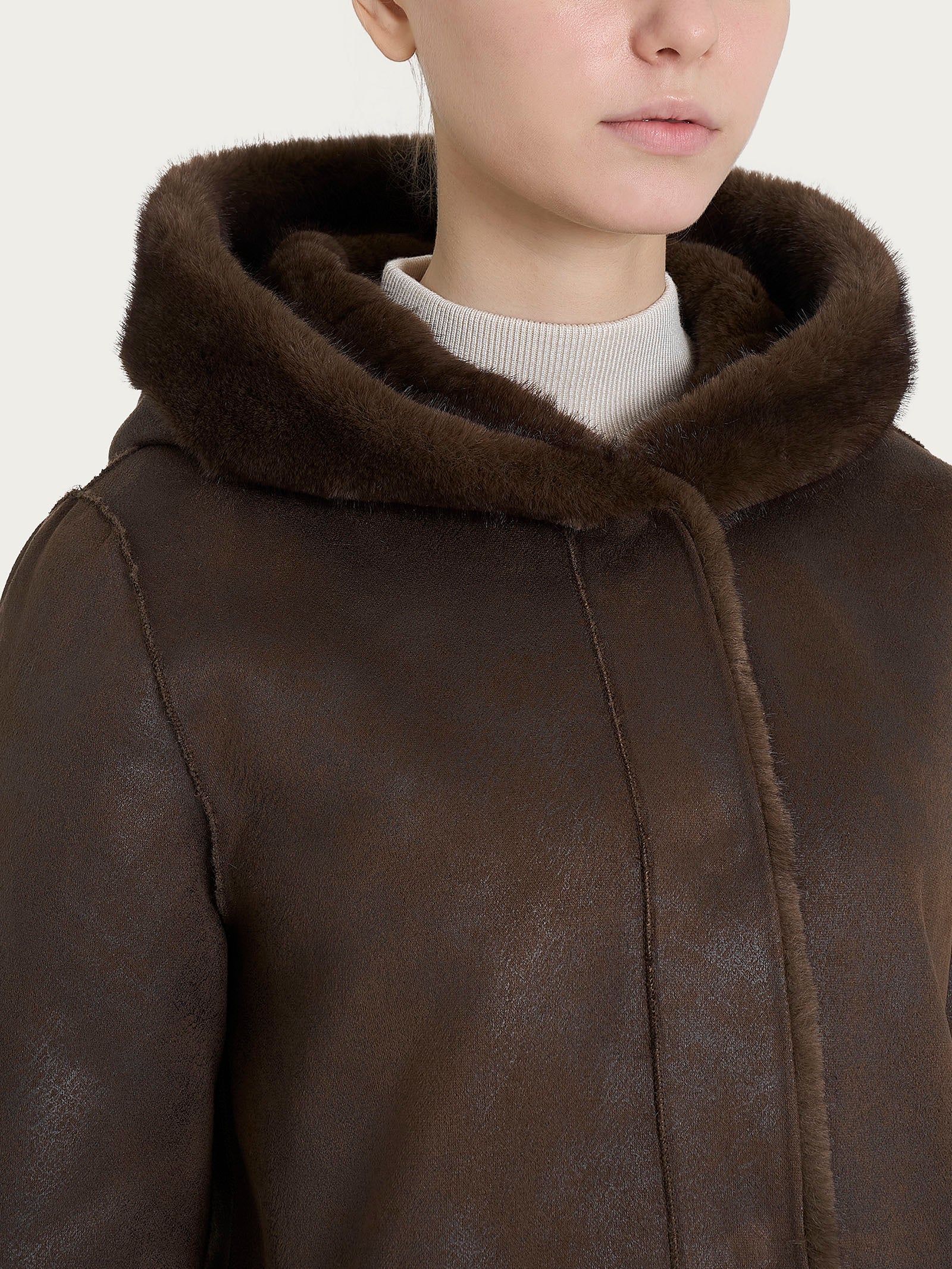 Cappotto con cappuccio double-face in Vegan Fur - Chocolate Torte - Image 5