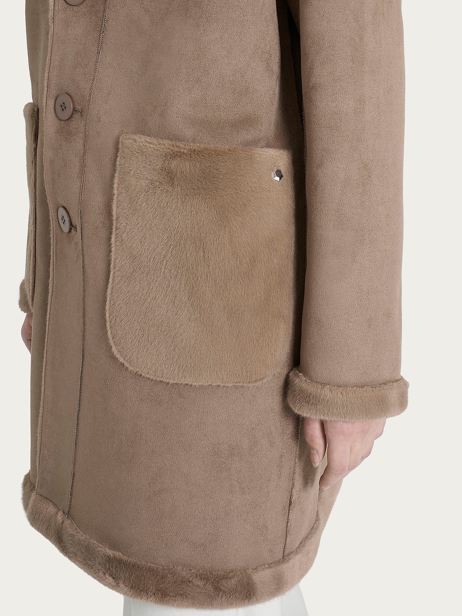 Cappotto corto con revers double-face in Vegan Shearling - Pine Bark - Image 5