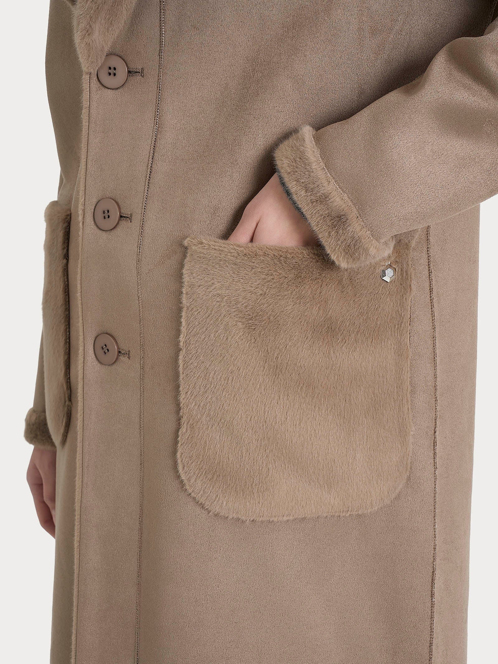 Cappotto lungo con revers double-face in Vegan Shearling - Pine Bark - Image 5