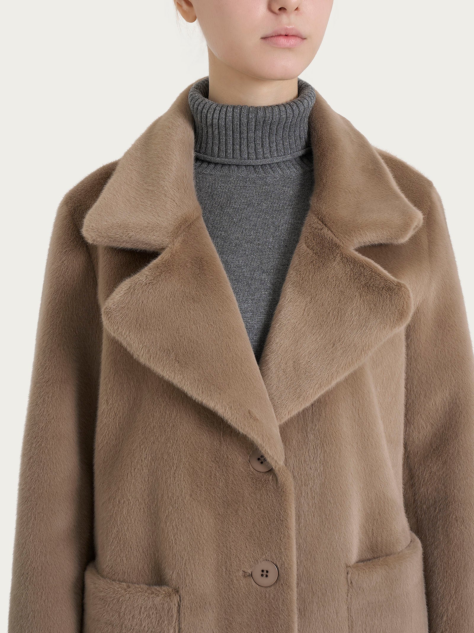 Cappotto lungo con revers double-face in Vegan Shearling - Pine Bark - Image 6