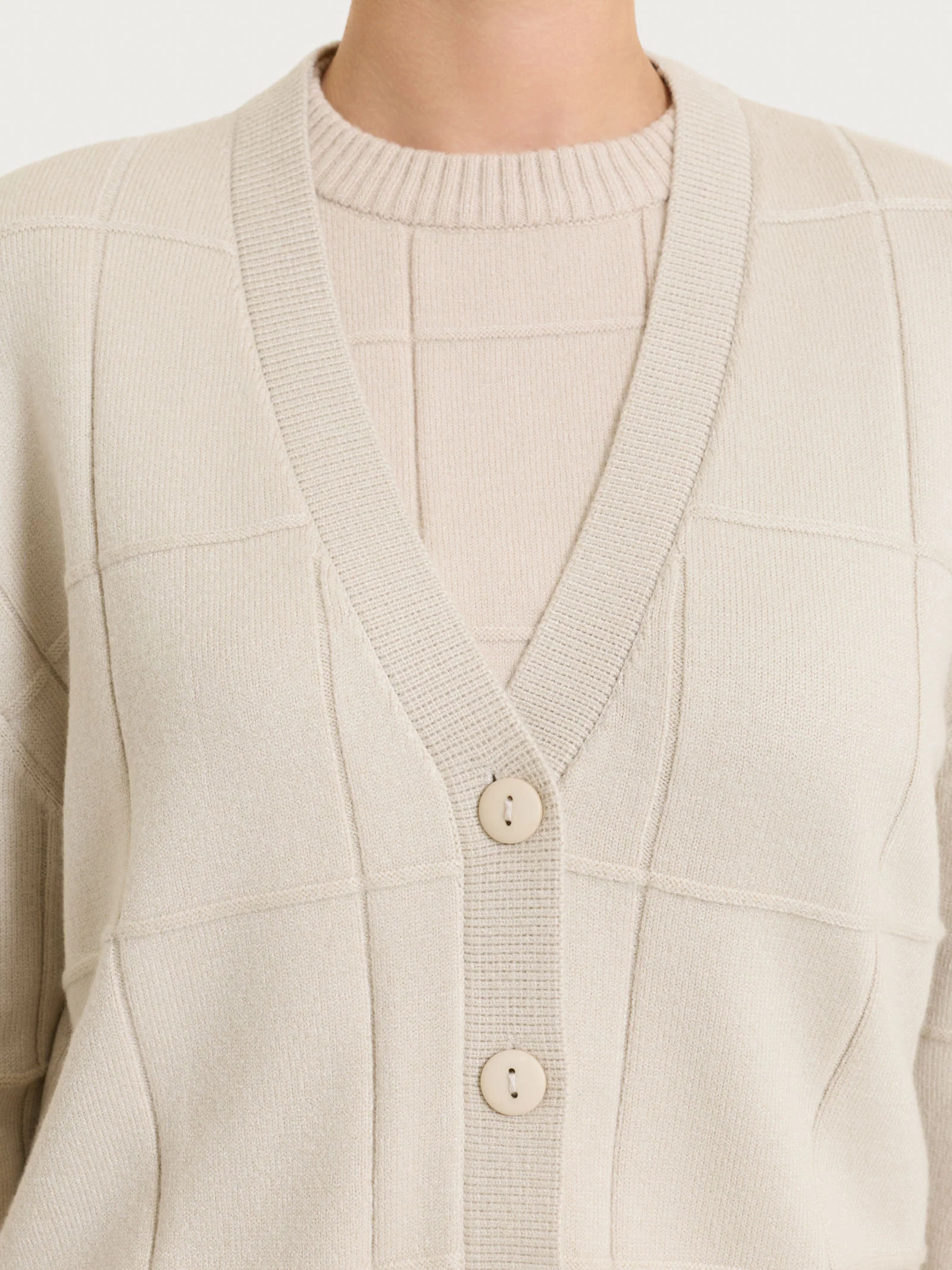 Cardigan con scollo a V e fantasia check in Super Soft - Champignon - Image 4