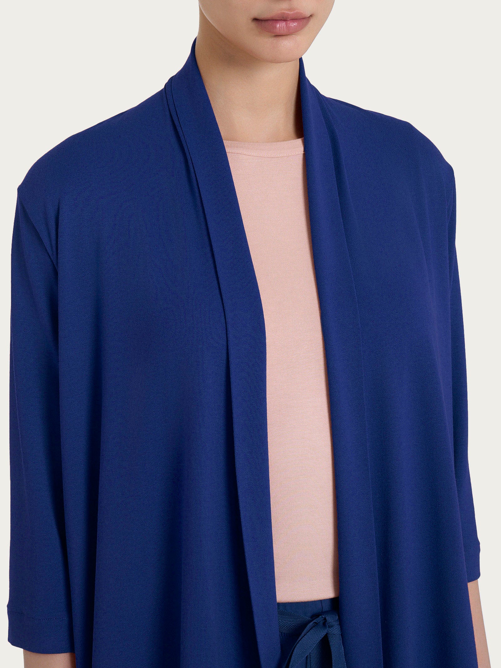 Cardigan corto aperto in jersey di viscosa crêpe - Blueberry - Image 3