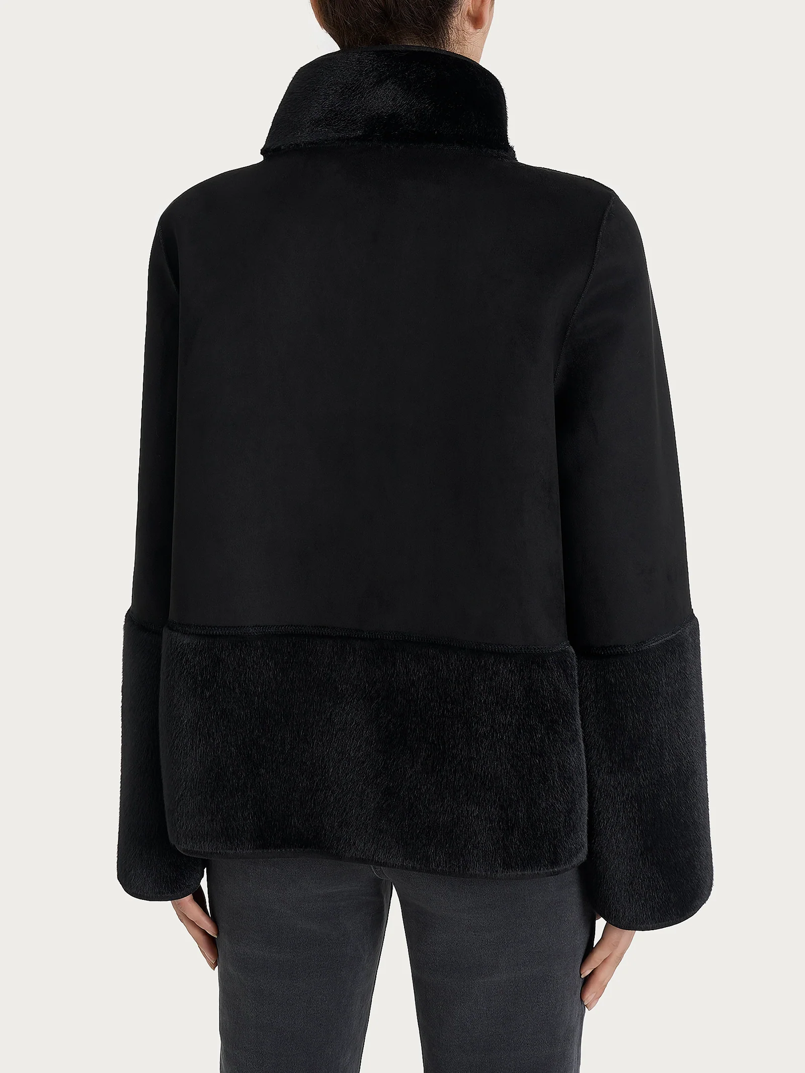 Giacca corta con collo alto double-face in Vegan Shearling  - Nero - Image 4