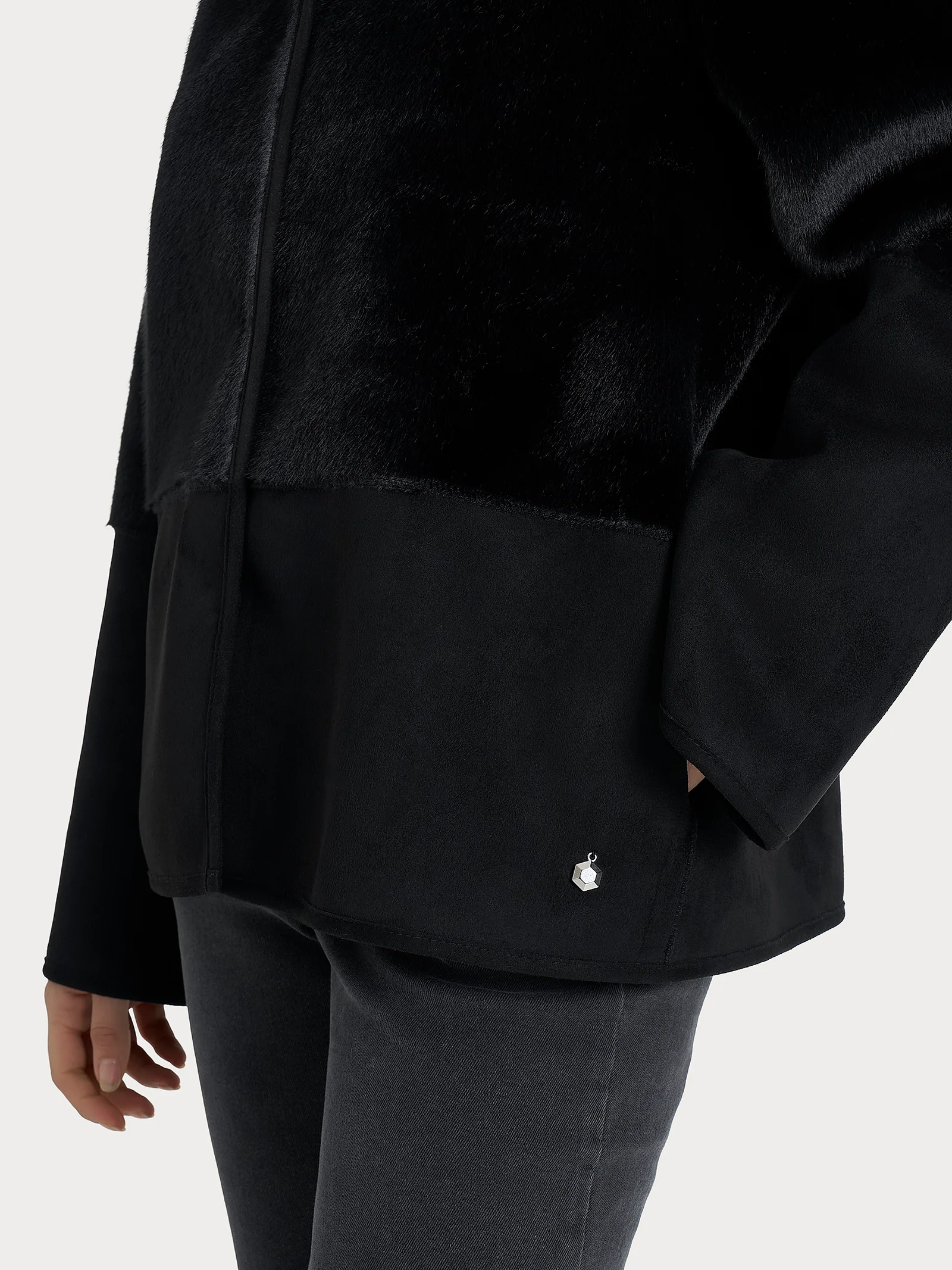 Giacca corta con collo alto double-face in Vegan Shearling  - Nero - Image 5