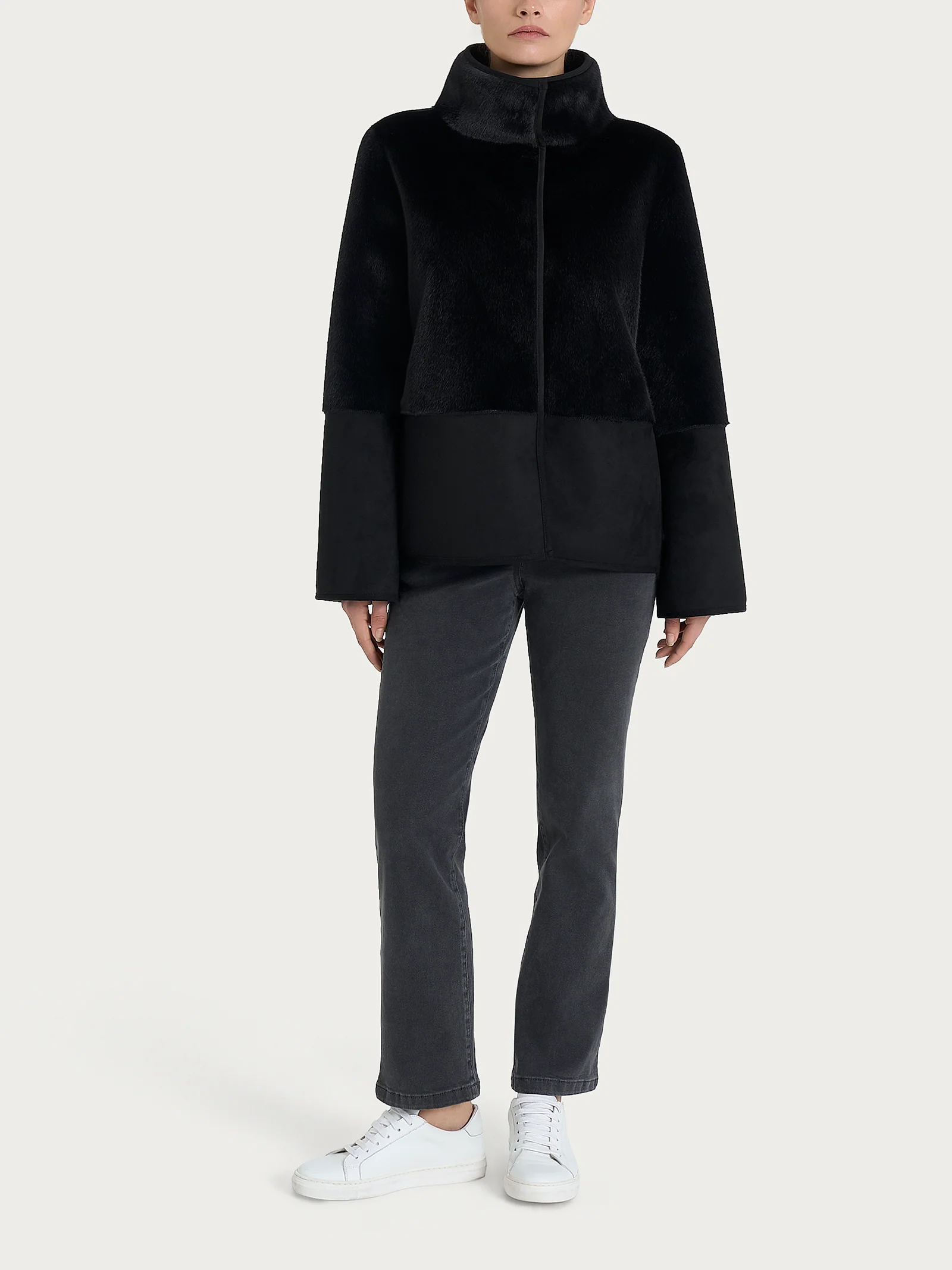 Giacca corta con collo alto double-face in Vegan Shearling  - Nero - Image 8