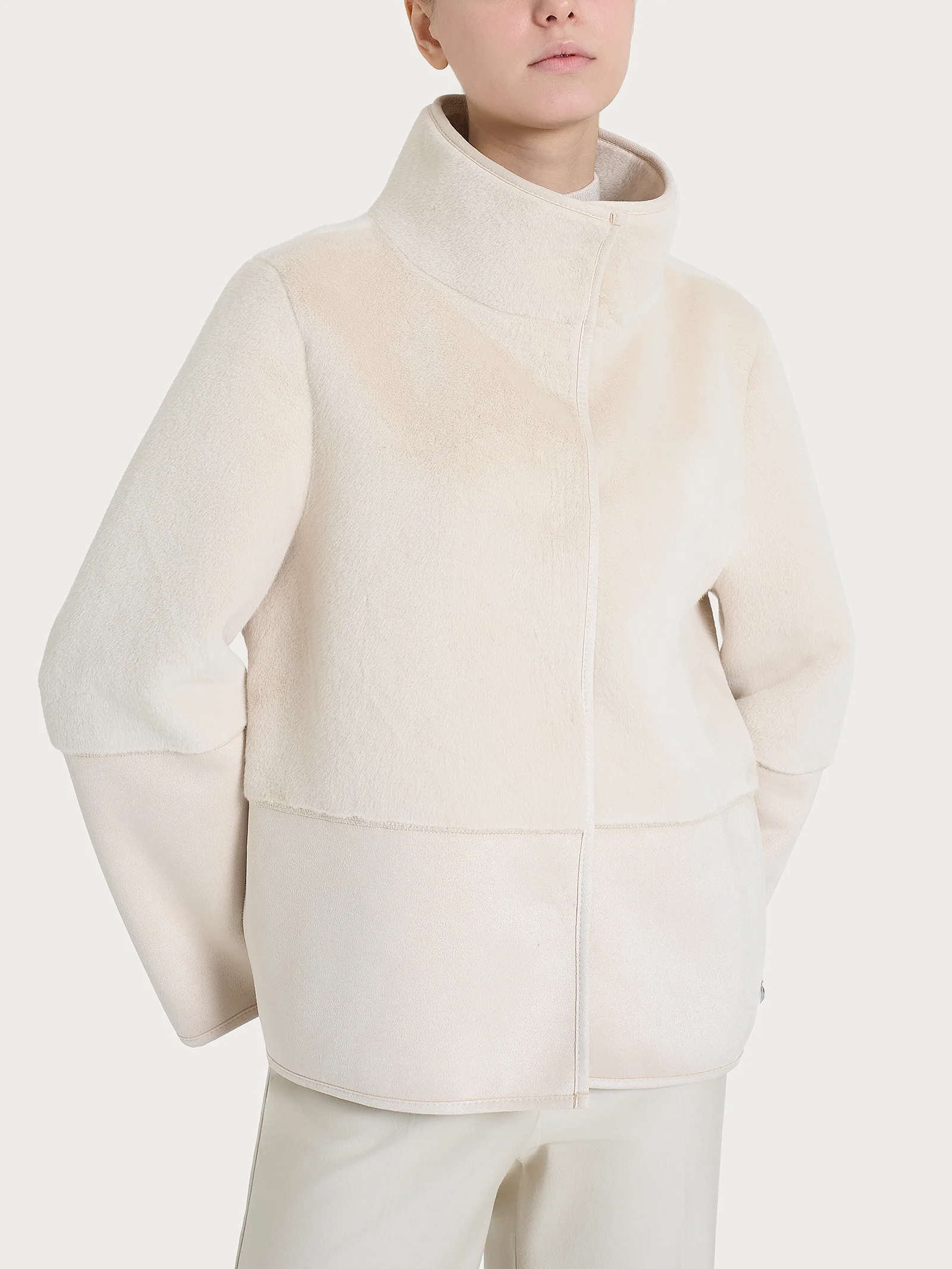 Giacca corta con collo alto double-face in Vegan Shearling - Champignon - Image 2