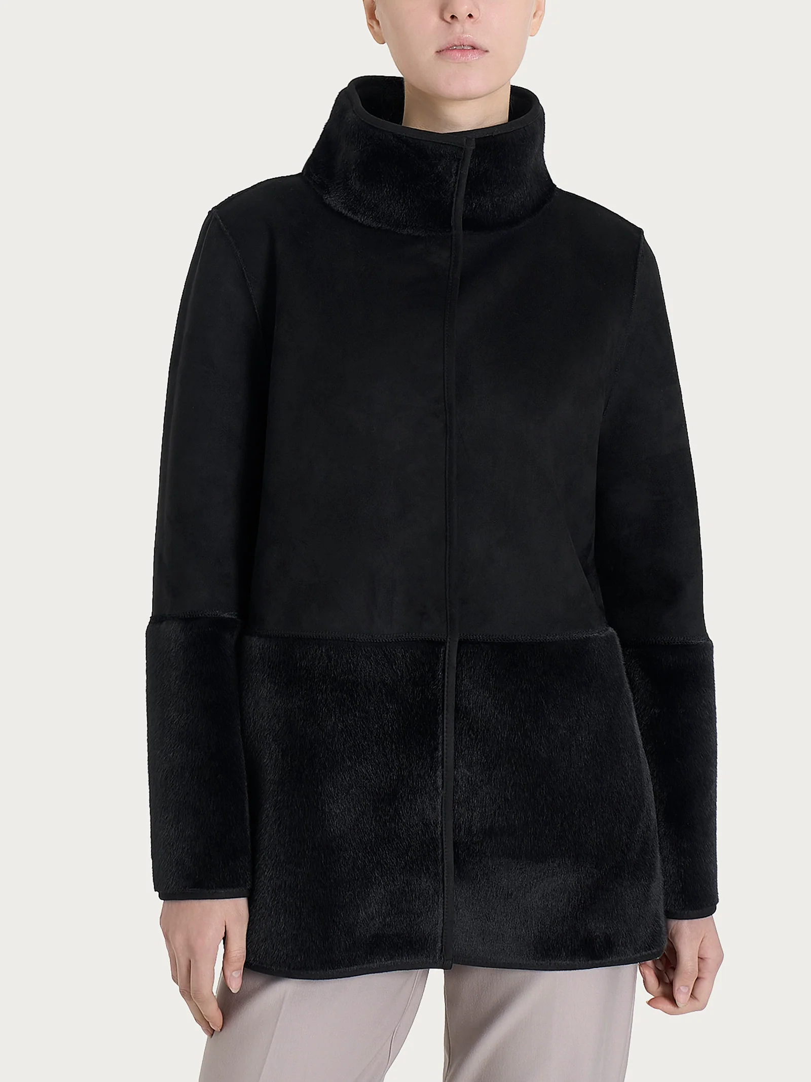 Giacca lunga con collo alto double-face in Vegan Shearling - Nero - Image 3