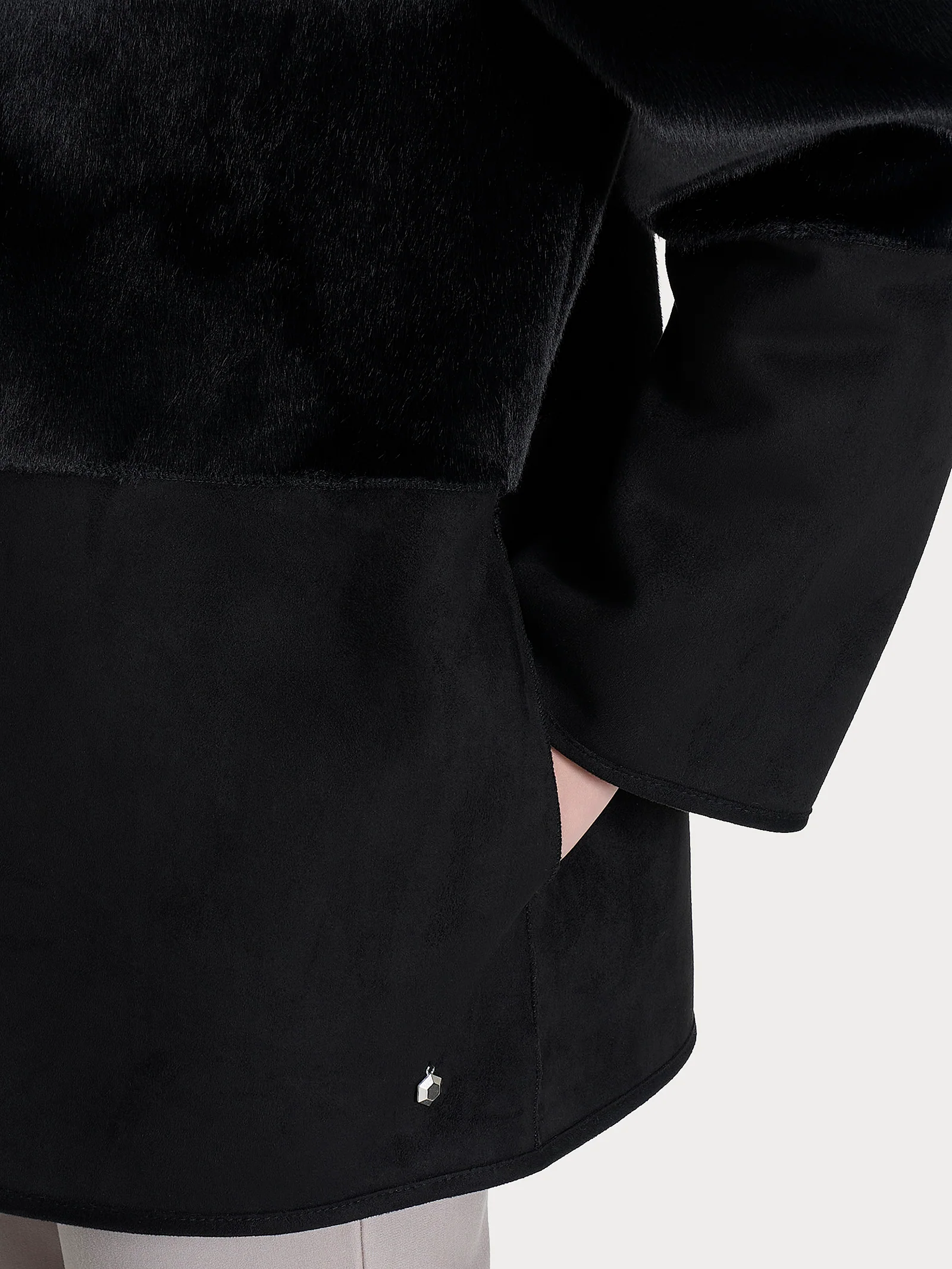 Giacca lunga con collo alto double-face in Vegan Shearling - Nero - Image 8