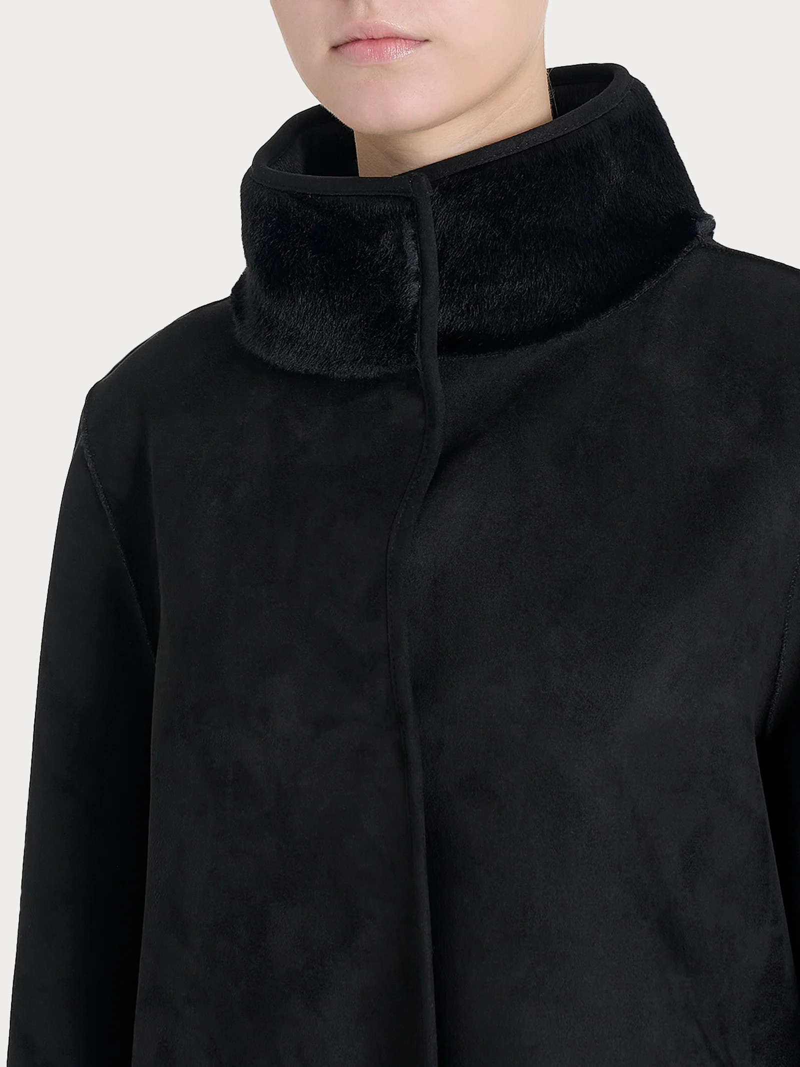 Giacca lunga con collo alto double-face in Vegan Shearling - Nero - Image 9