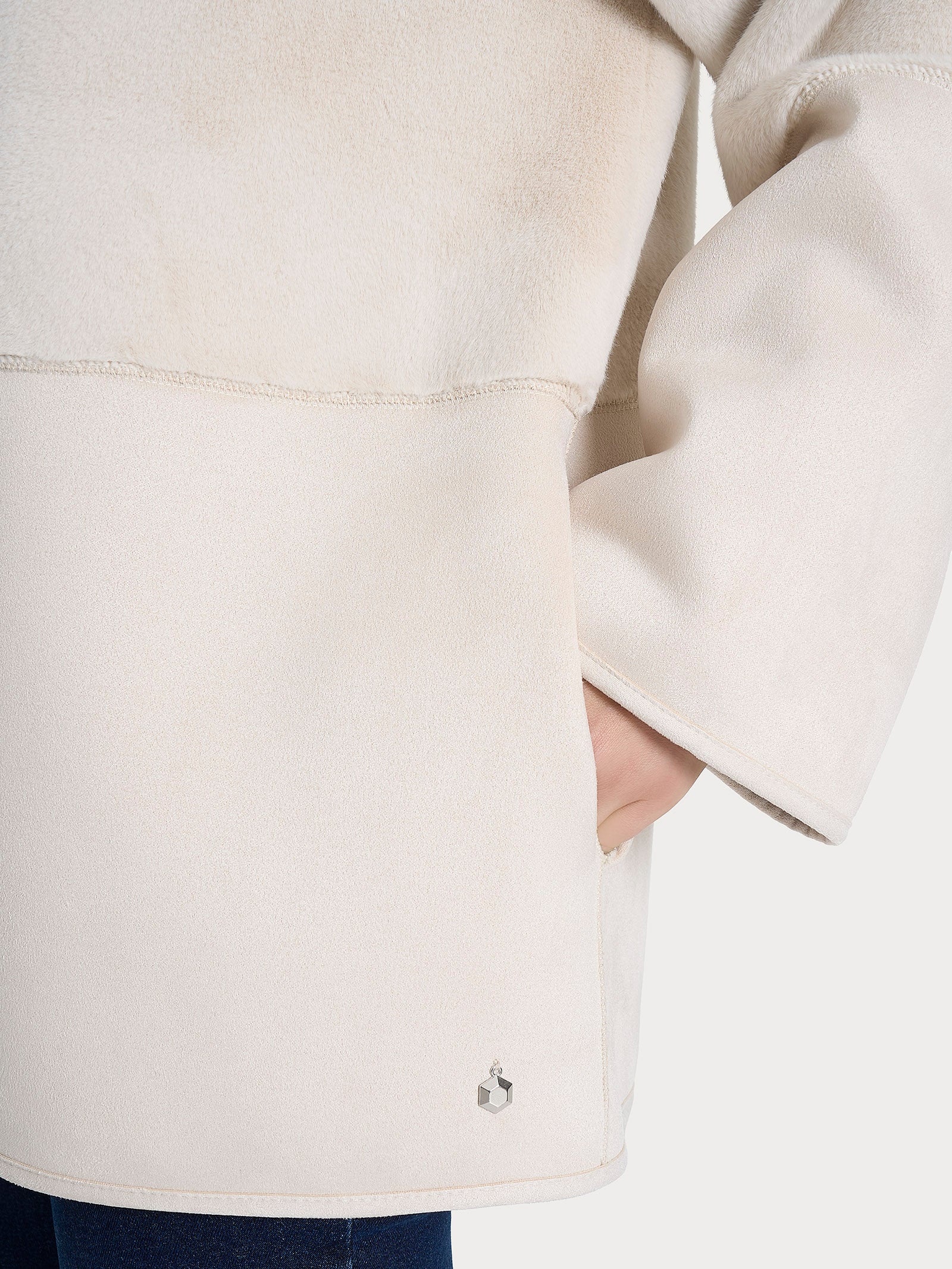Giacca lunga con collo alto double-face in Vegan Shearling - Champignon - Image 5