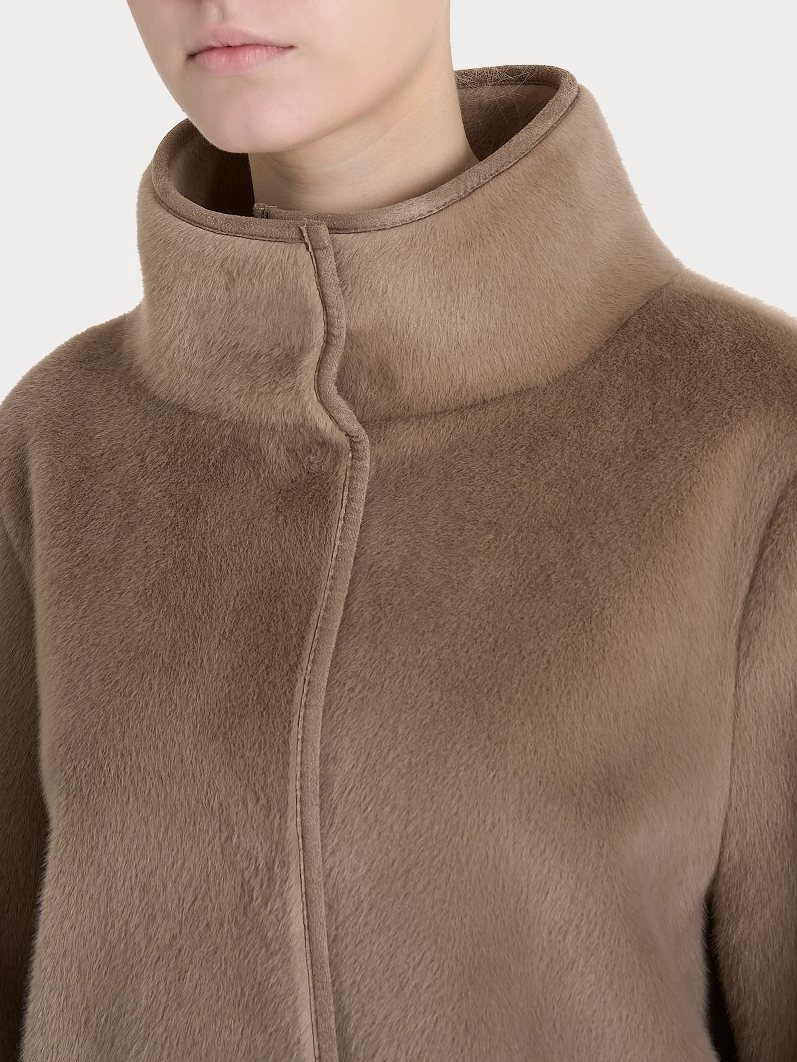 Giacca lunga con collo alto double-face in Vegan Shearling - Pine Bark - Image 5