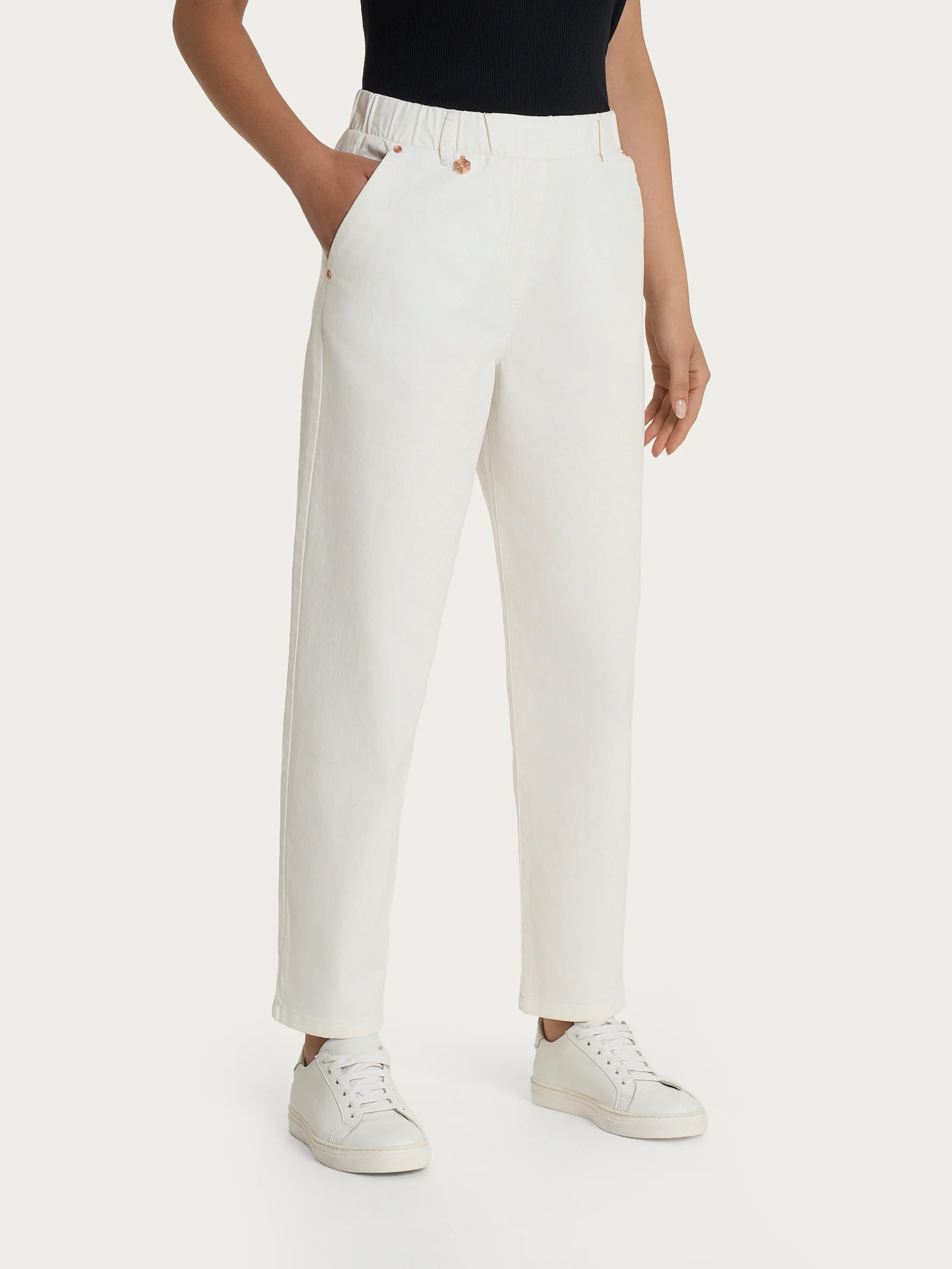 Jeans a carota con tasche in Light Denim - Bianco - Image 8