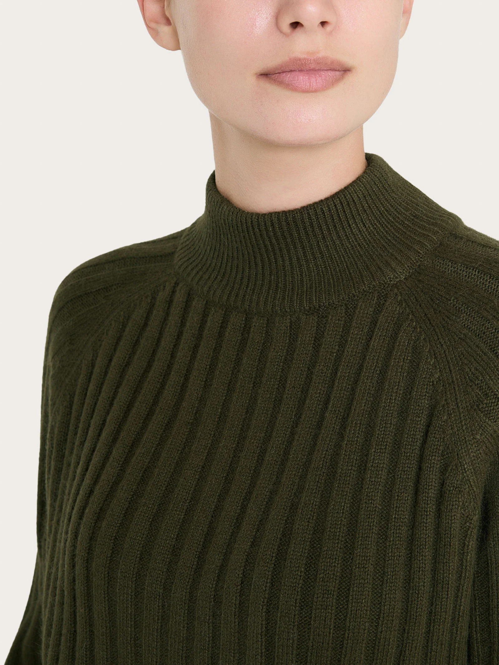 Lupetto con coste in Natural Soft  - Dark Olive - Image 3