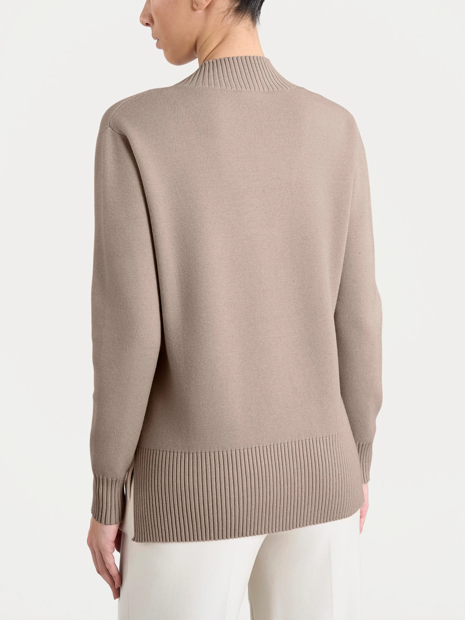 Maglia asimmetrica con scollo a V in Super Soft - Cammello - Image 2