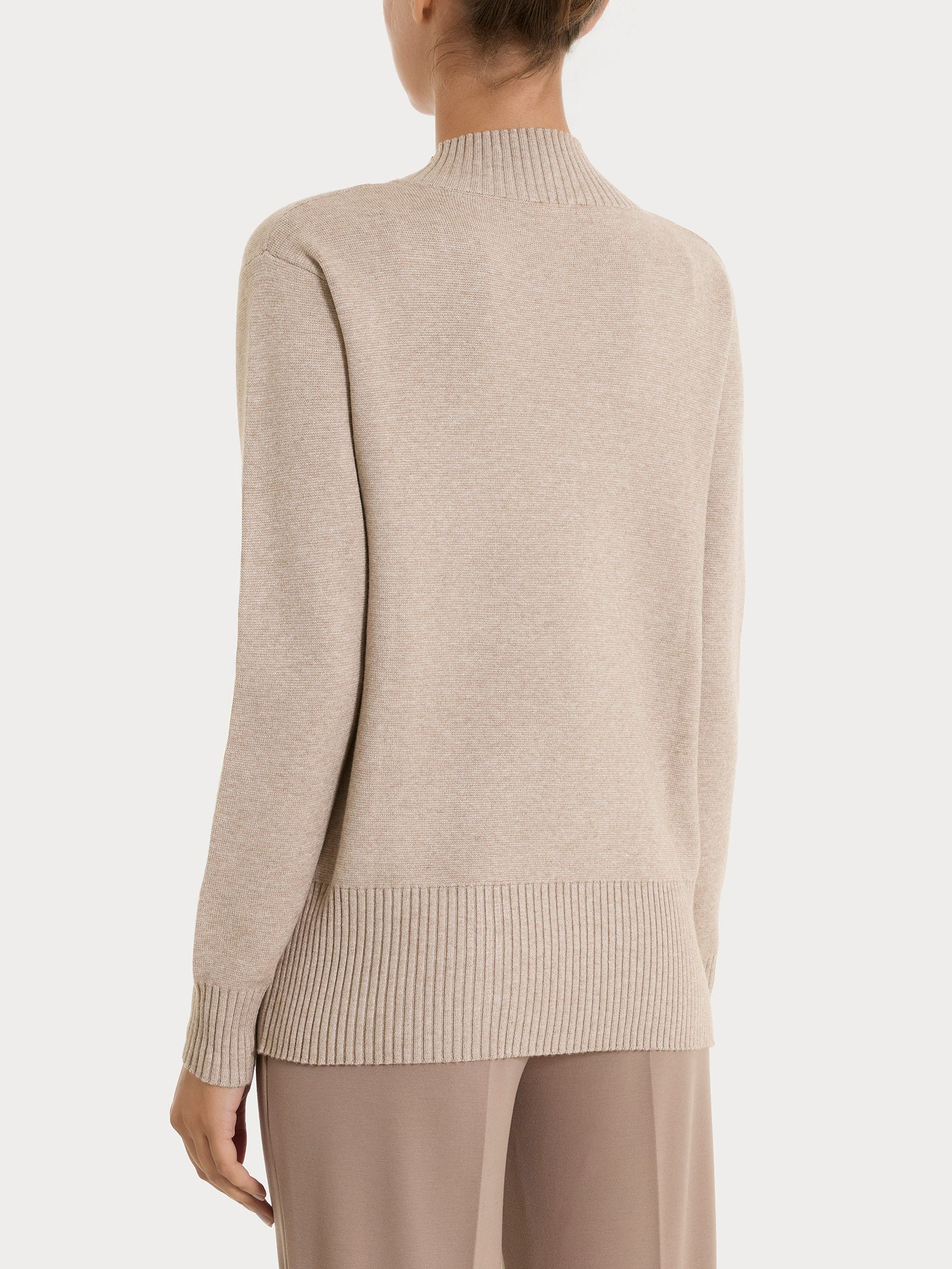 Maglia asimmetrica con scollo a V in Super Soft - Cammello Mel. - Image 2