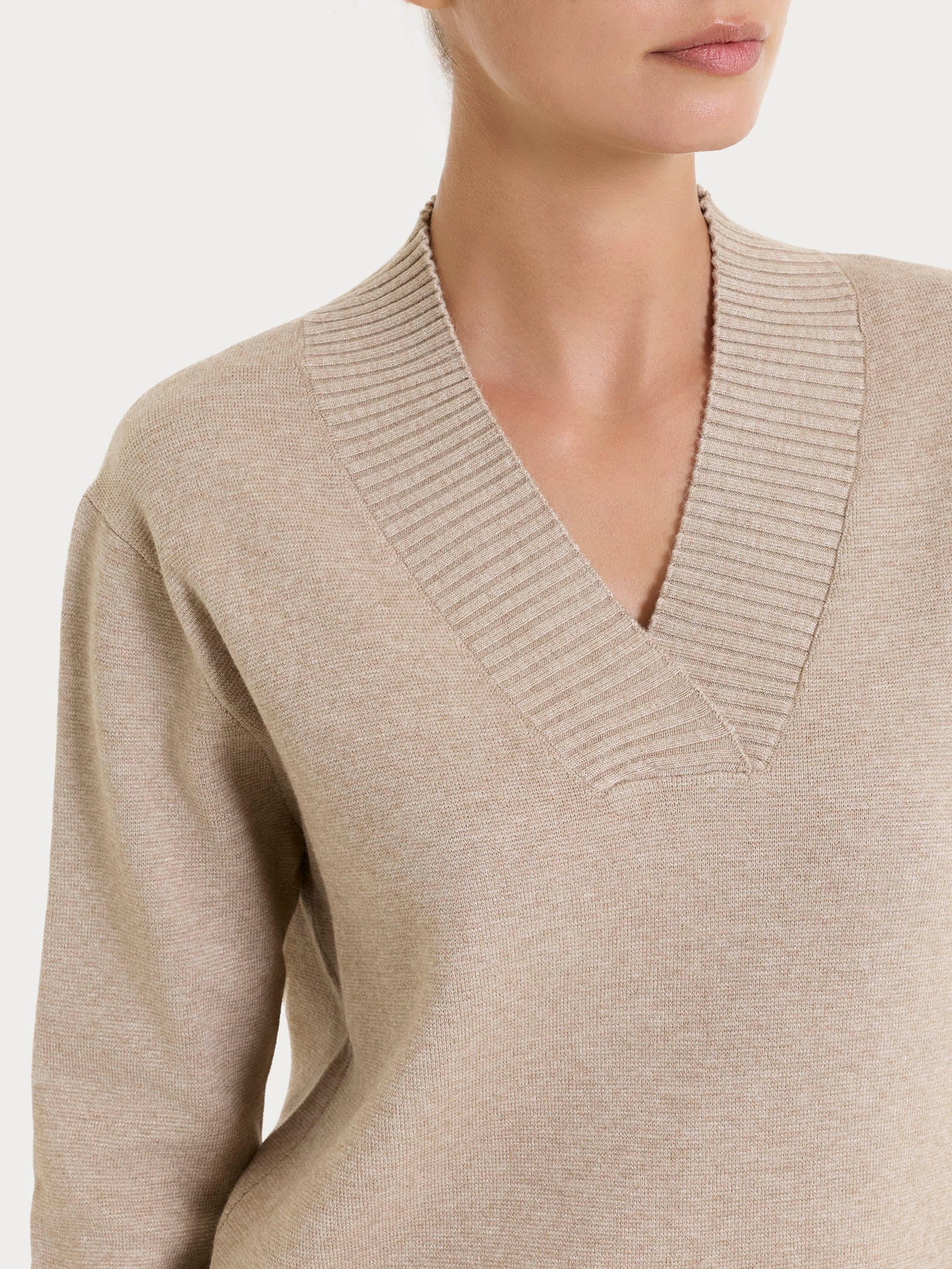 Maglia asimmetrica con scollo a V in Super Soft - Cammello Mel. - Image 3