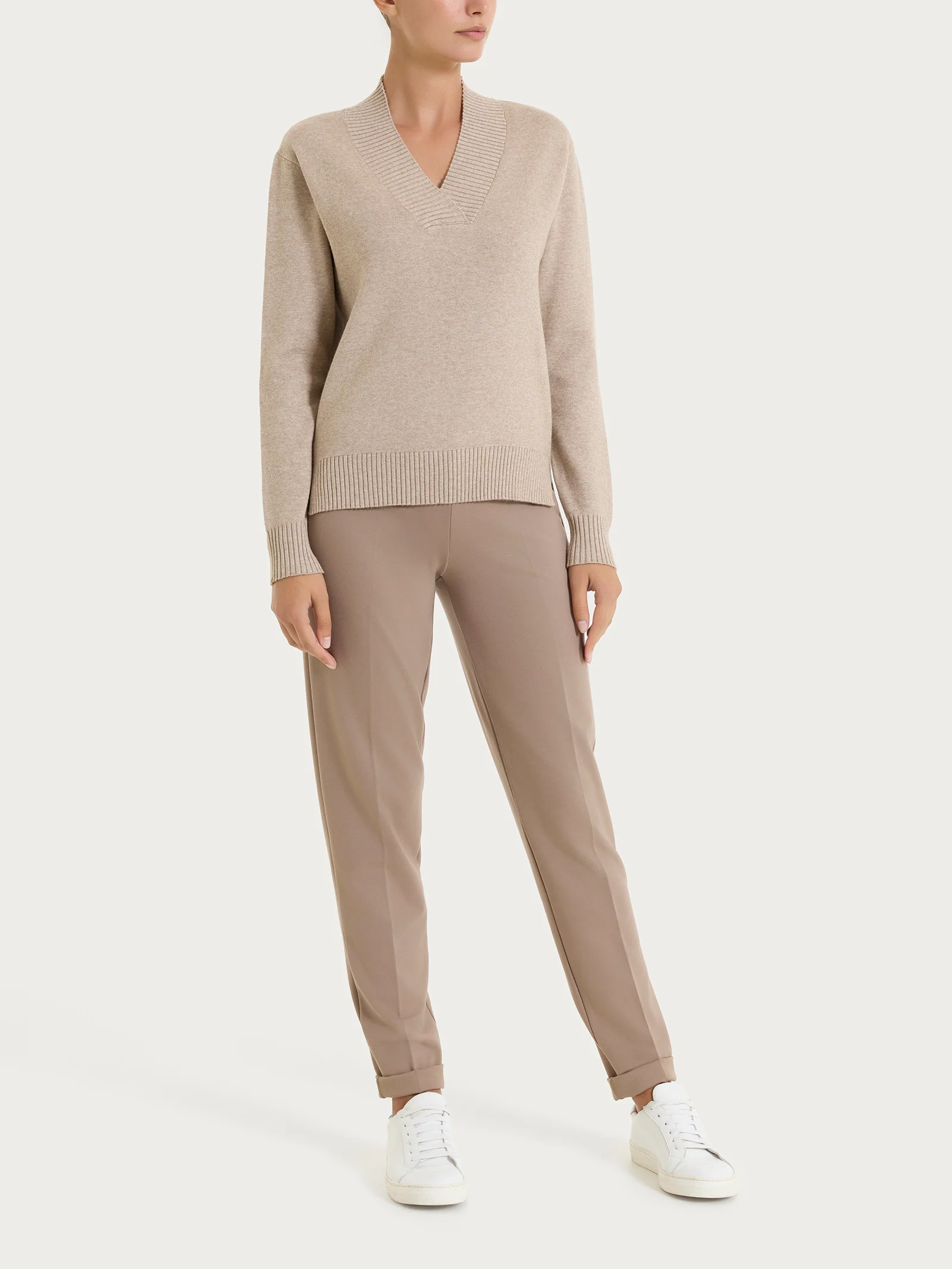 Maglia asimmetrica con scollo a V in Super Soft - Cammello Mel. - Image 4