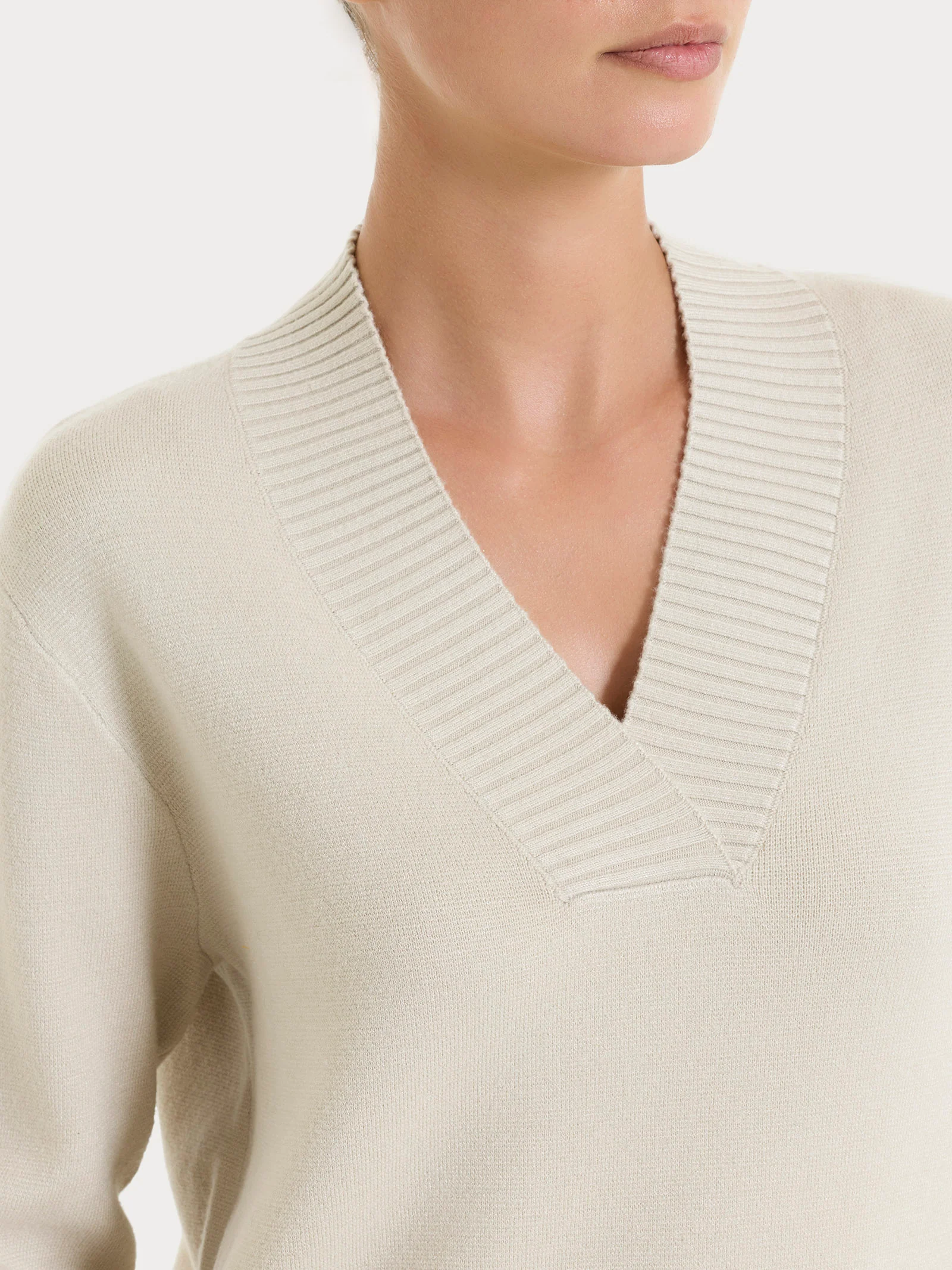 Maglia asimmetrica con scollo a V in Super Soft - Champignon - Image 3