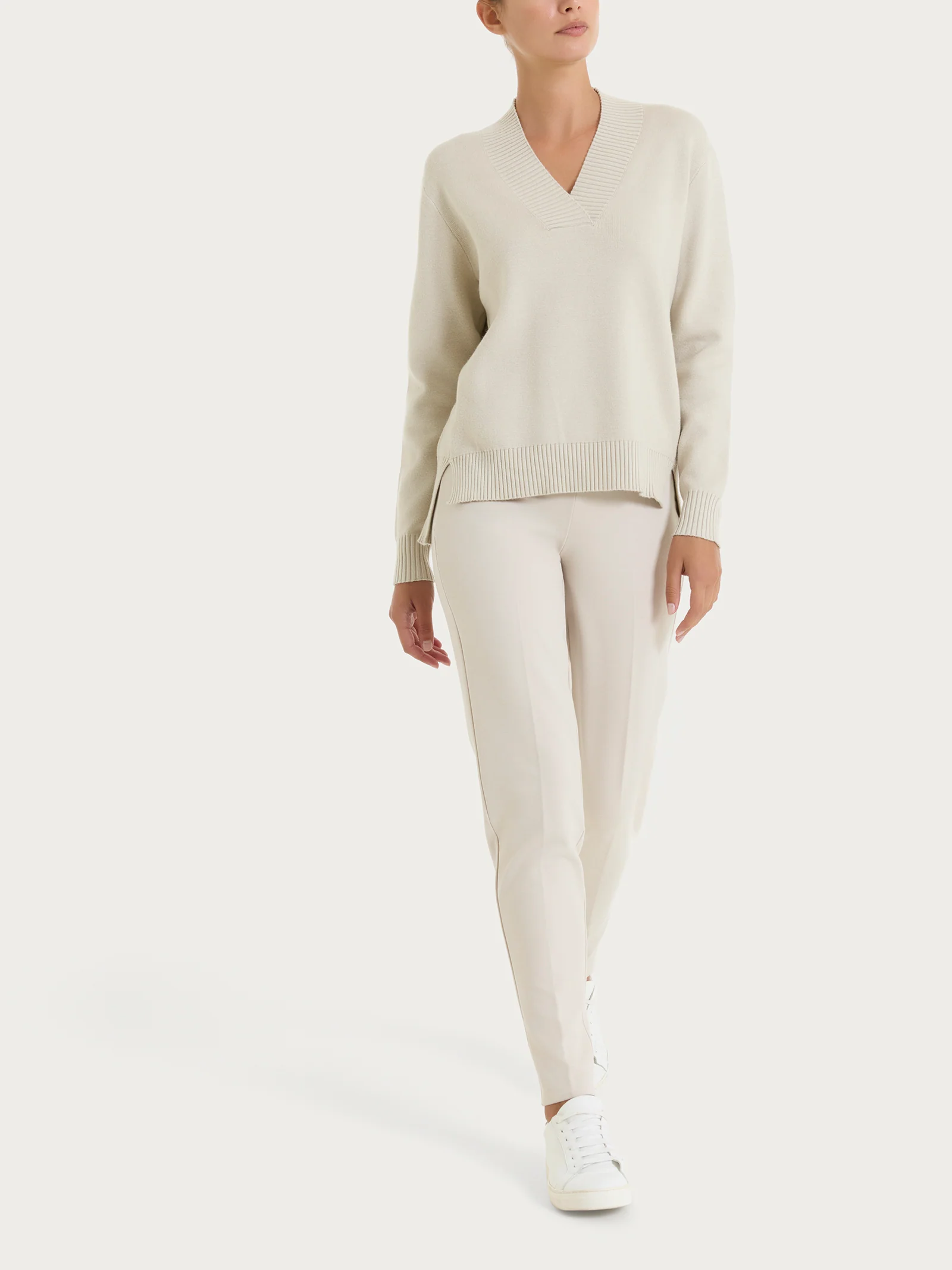 Maglia asimmetrica con scollo a V in Super Soft - Champignon - Image 4