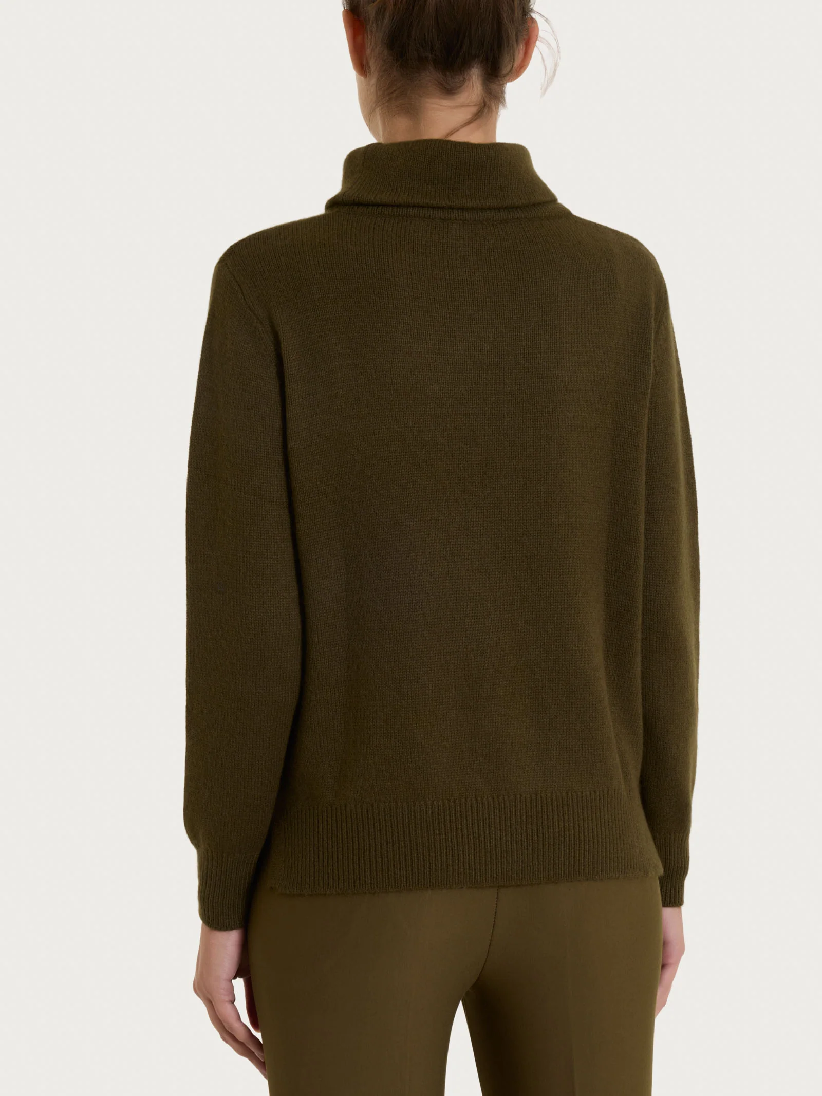 Maglia con collo a ciambella in Natural Soft - Dark Olive - Image 2