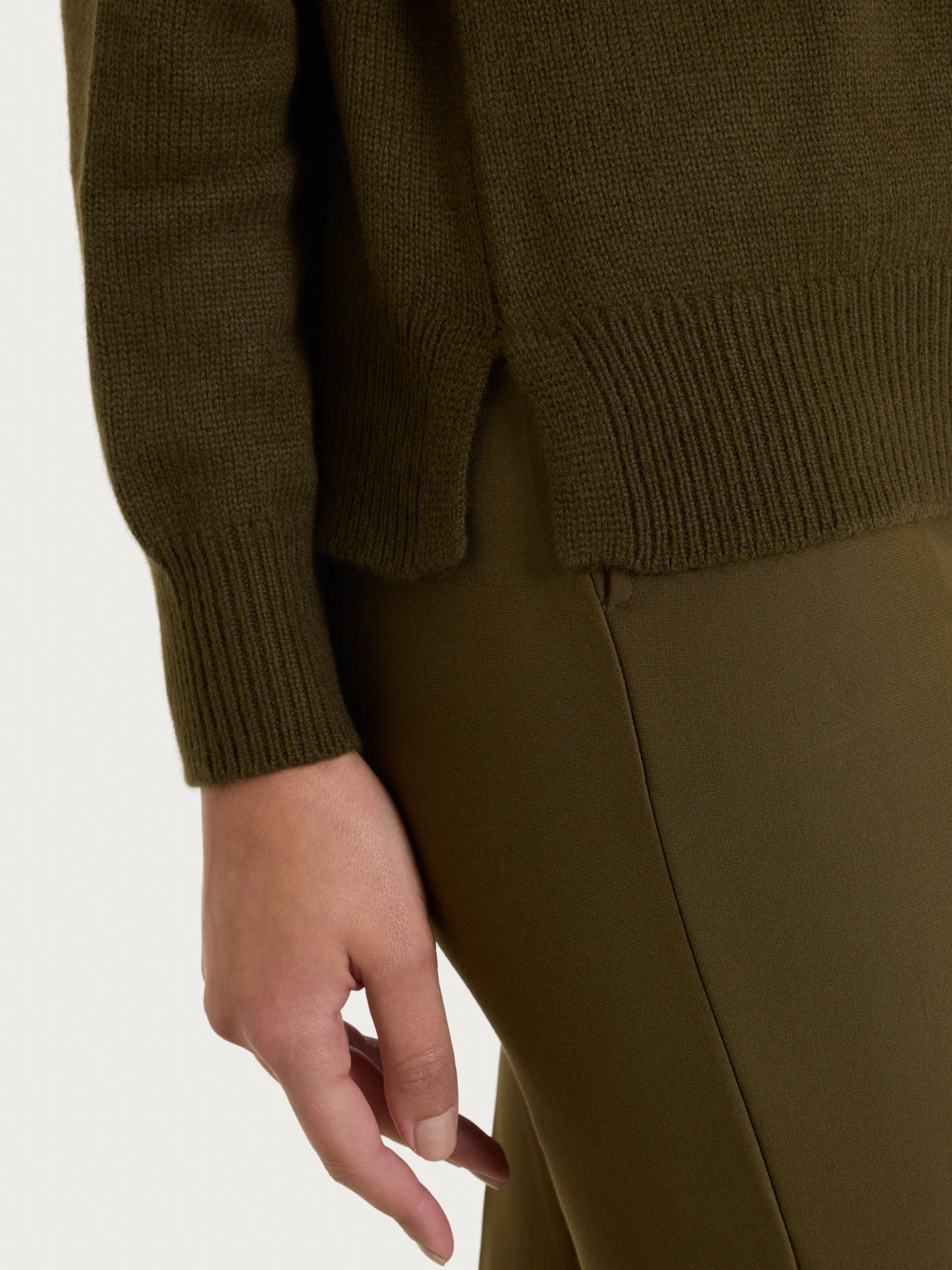 Maglia con collo a ciambella in Natural Soft - Dark Olive - Image 4