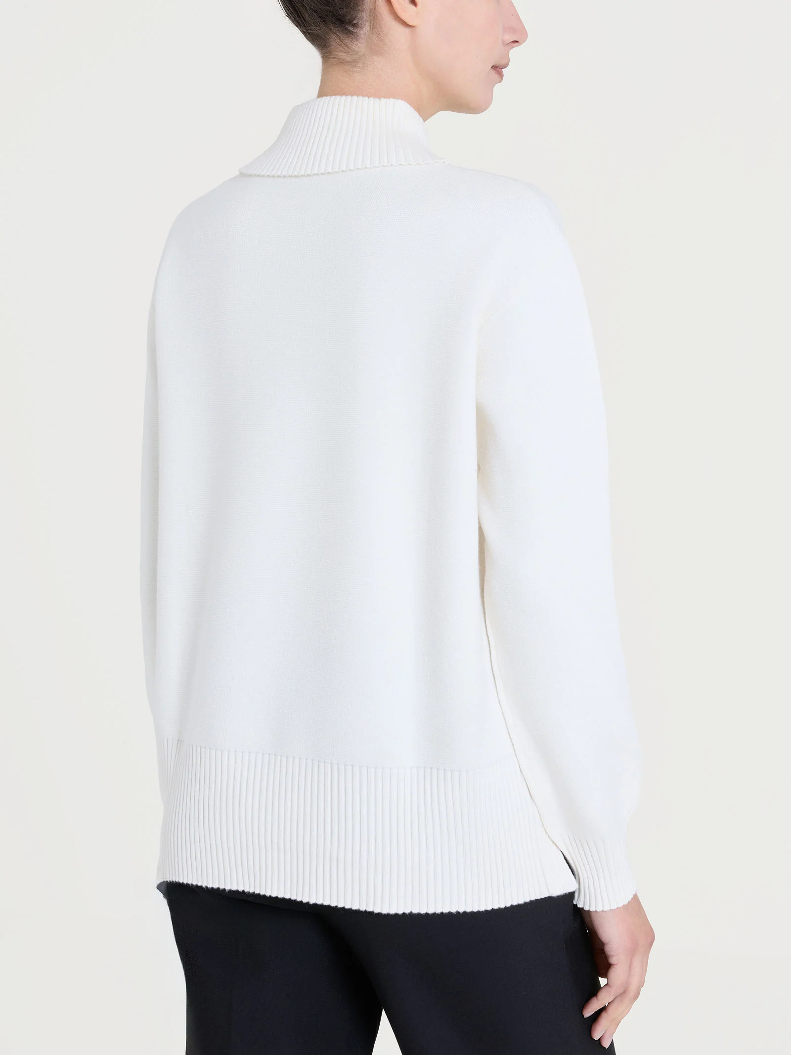 Maglia con collo alto con spacco in Super Soft - Avorio - Image 2