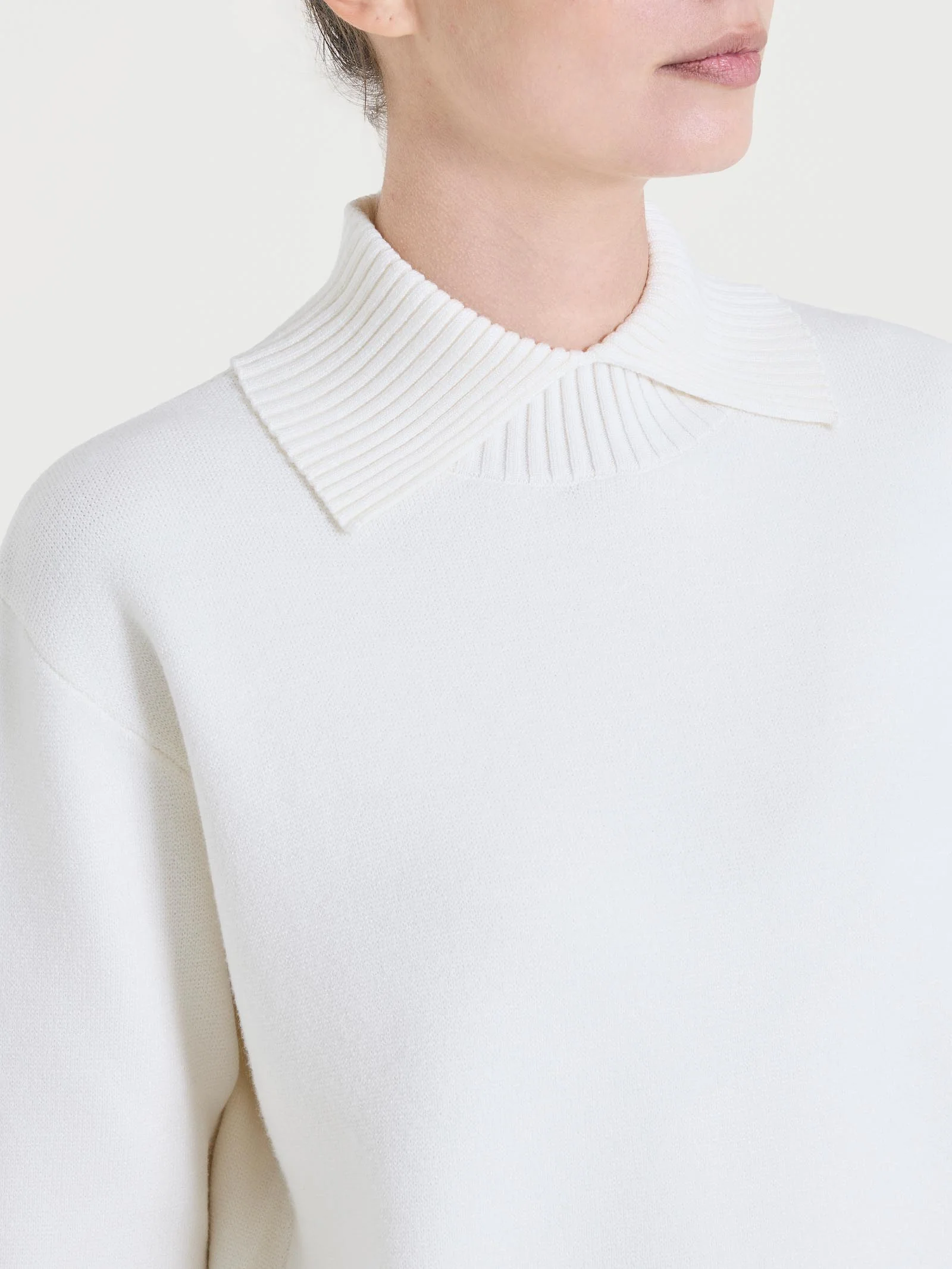 Maglia con collo alto con spacco in Super Soft - Avorio - Image 3
