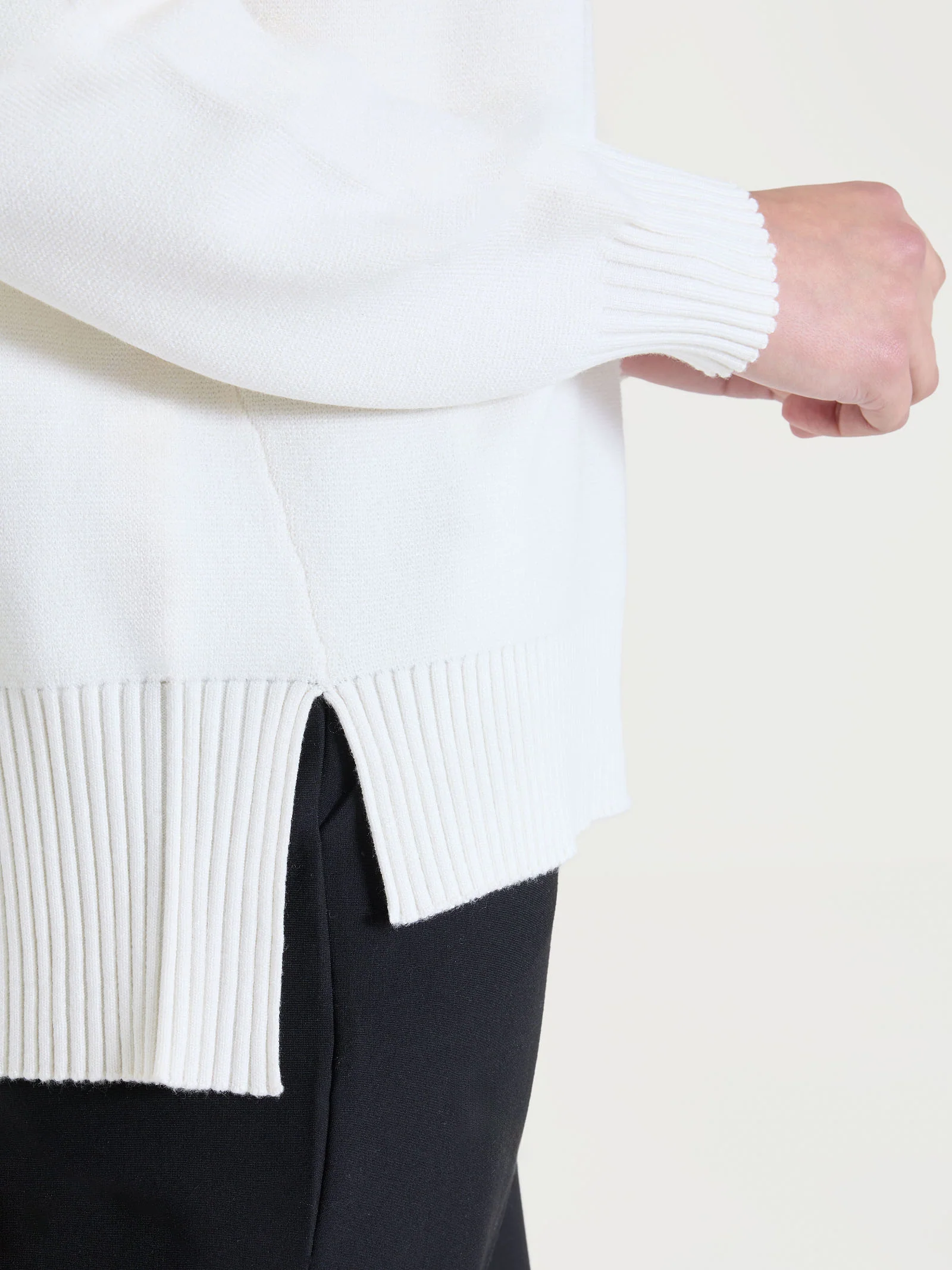Maglia con collo alto con spacco in Super Soft - Avorio - Image 4