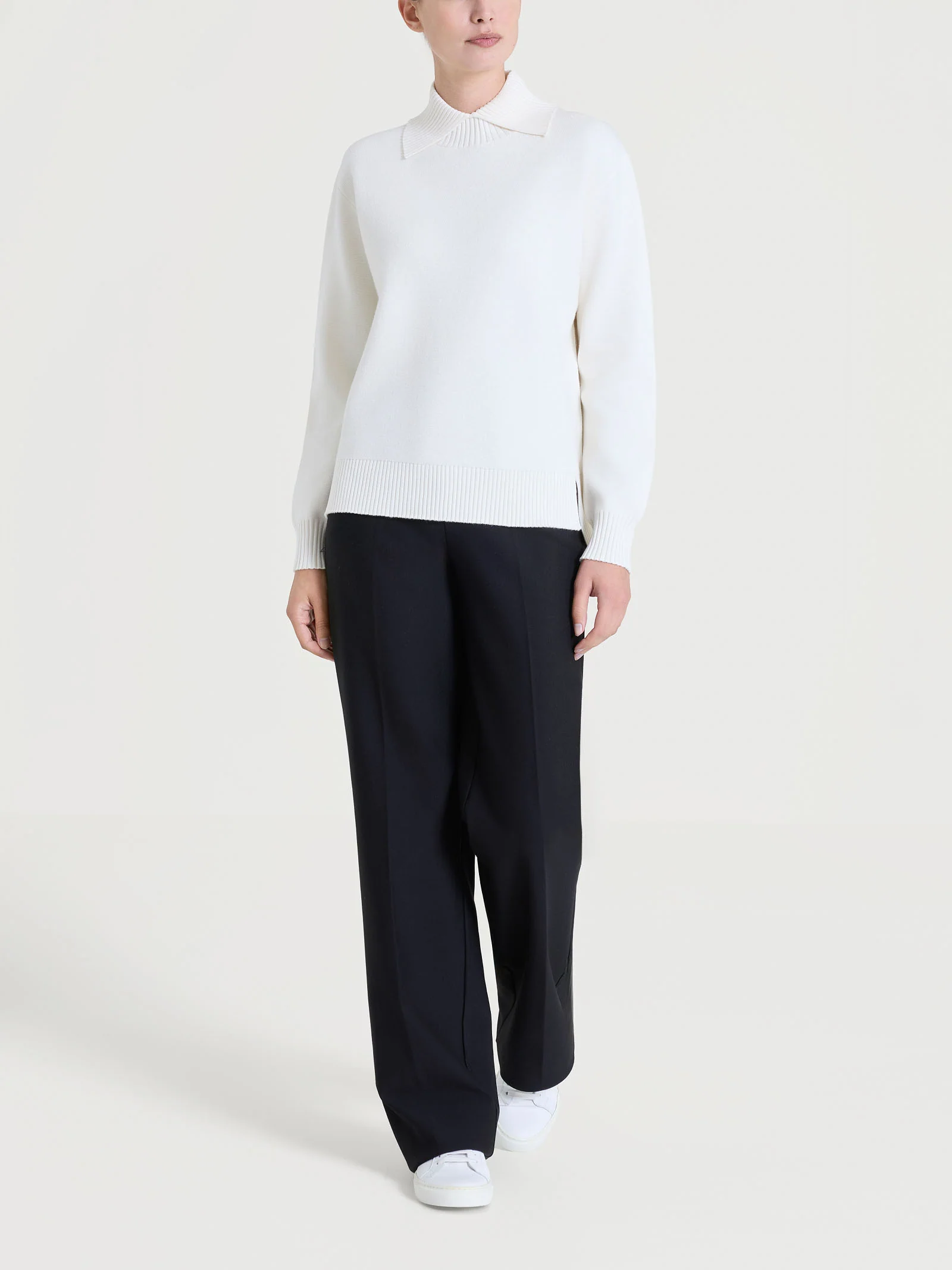 Maglia con collo alto con spacco in Super Soft - Avorio - Image 5