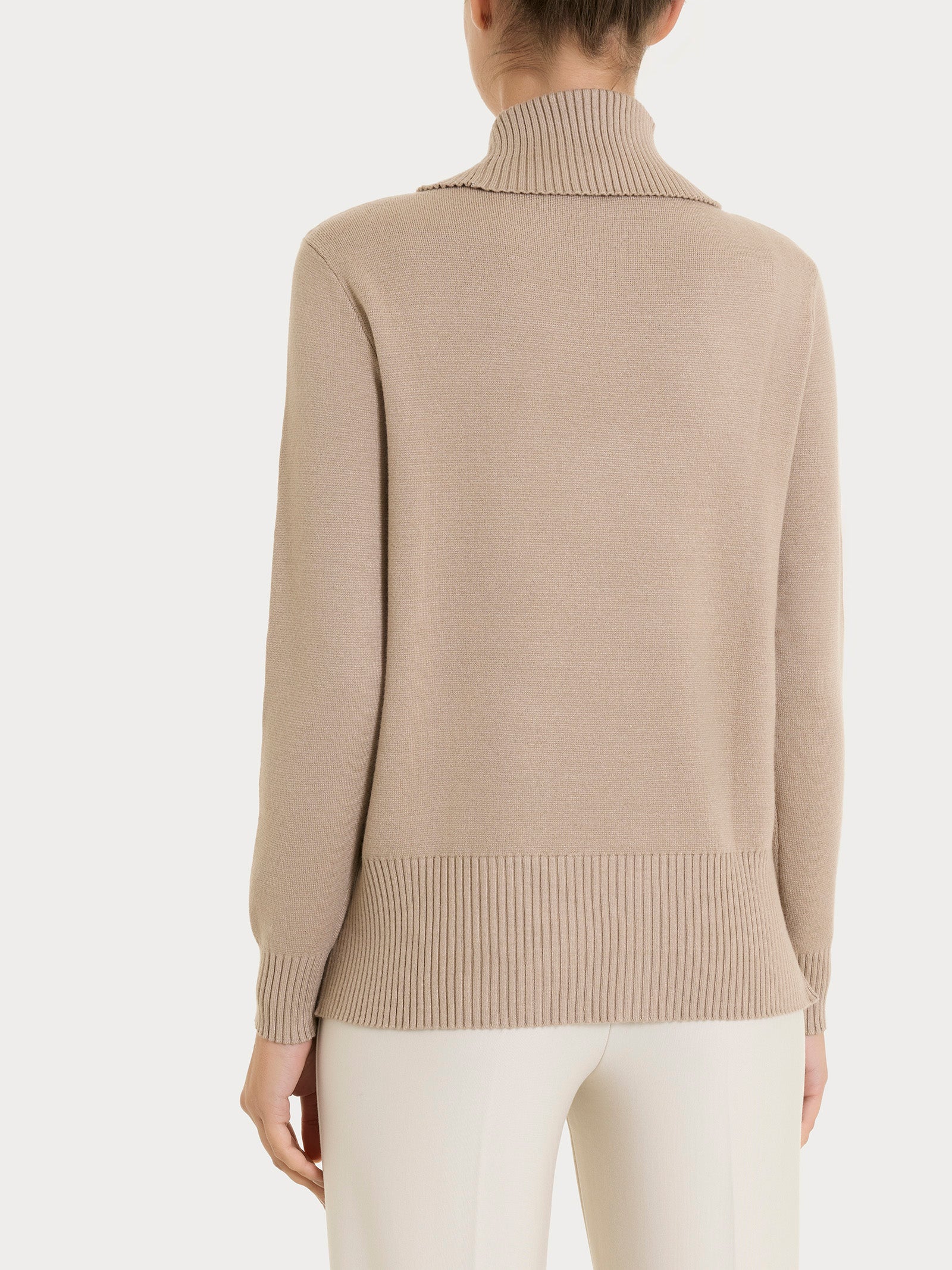 Maglia con collo alto con spacco in Super Soft - Cammello - Image 2