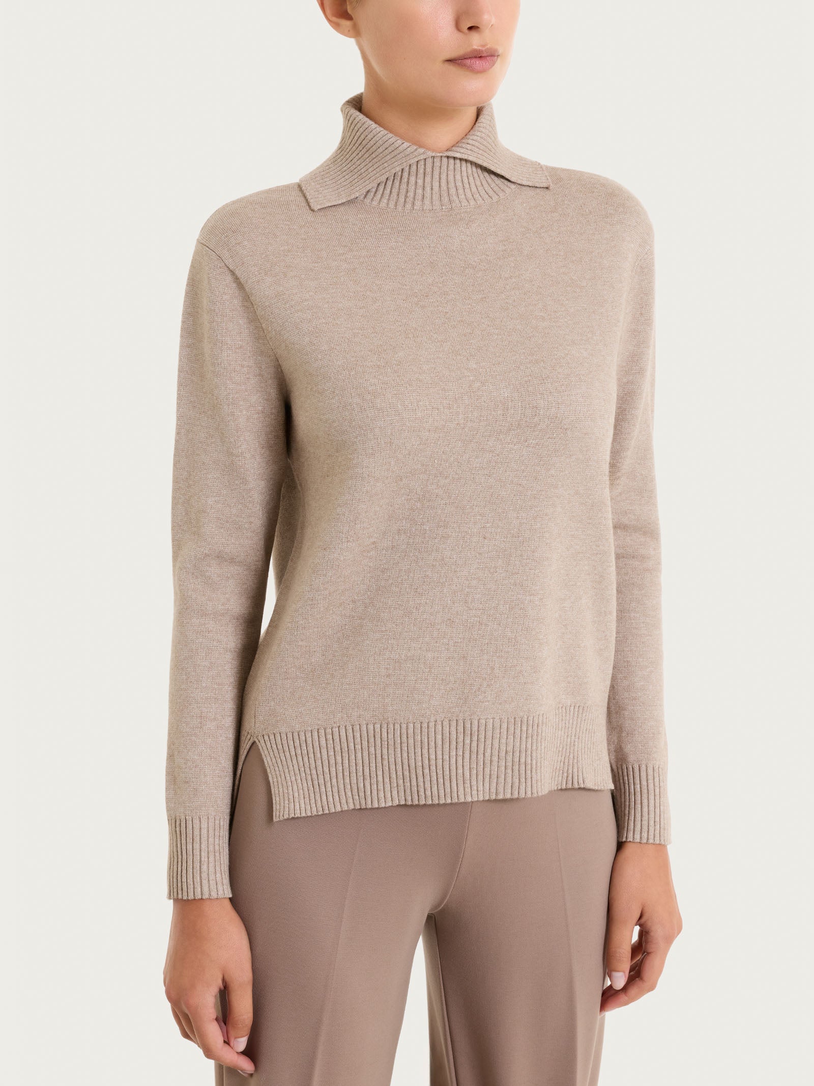 Maglia con collo alto con spacco in Super Soft - Cammello Mel.