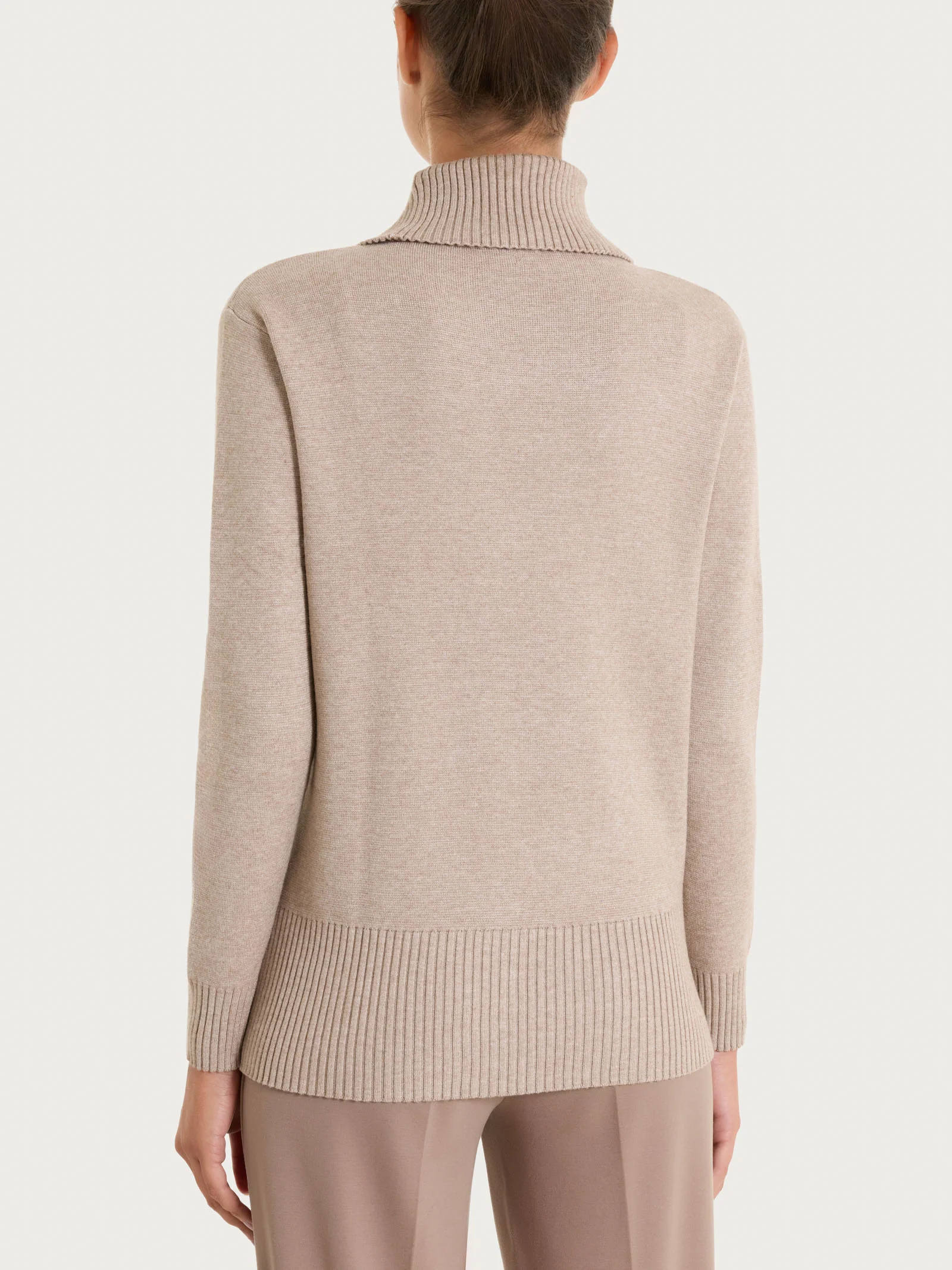 Maglia con collo alto con spacco in Super Soft - Cammello Mel. - Image 2